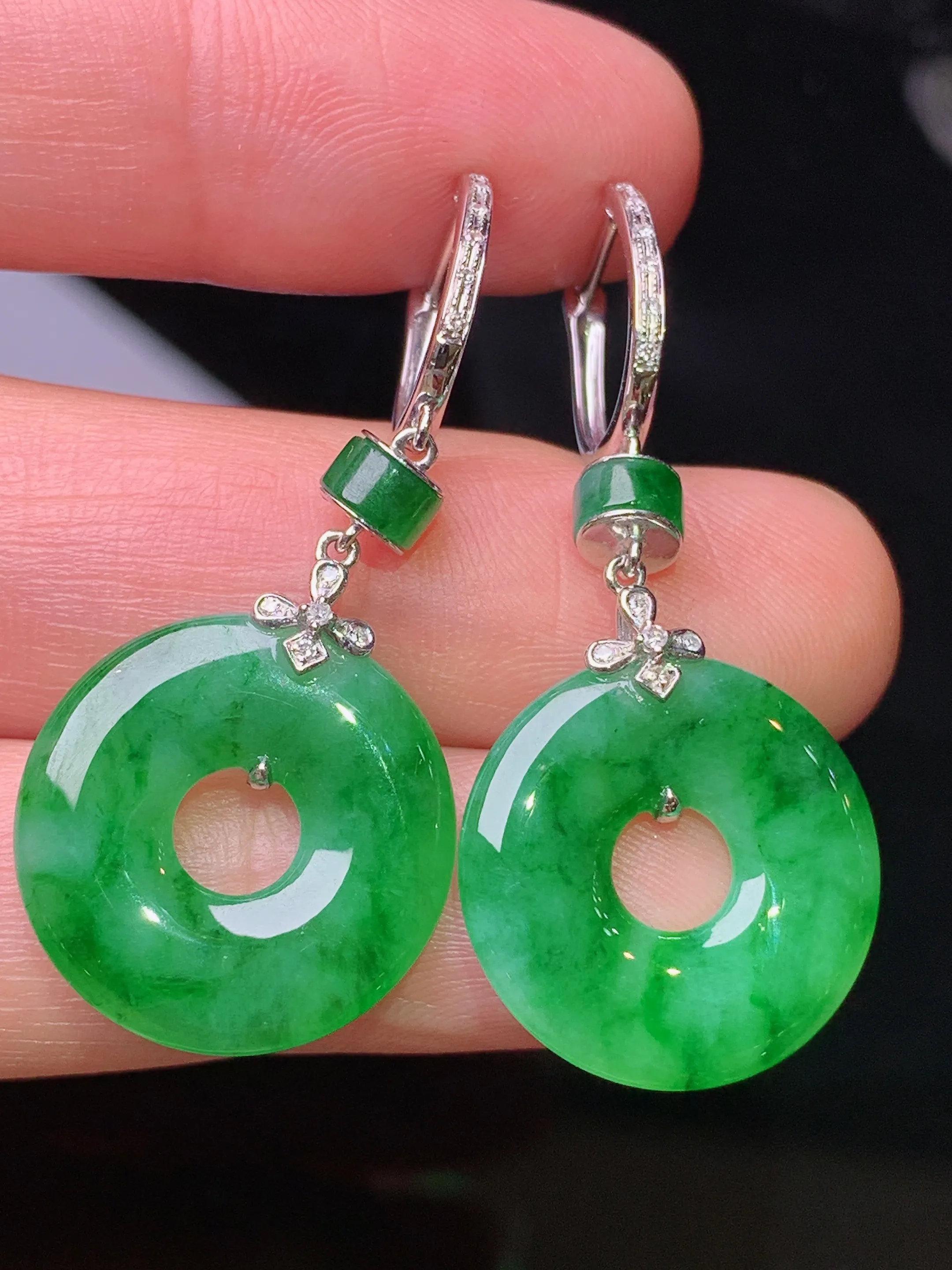 18k金钻镶嵌满绿平安扣耳坠 玉质细腻 色泽清新艳丽 整体尺寸38.8*17.5*3