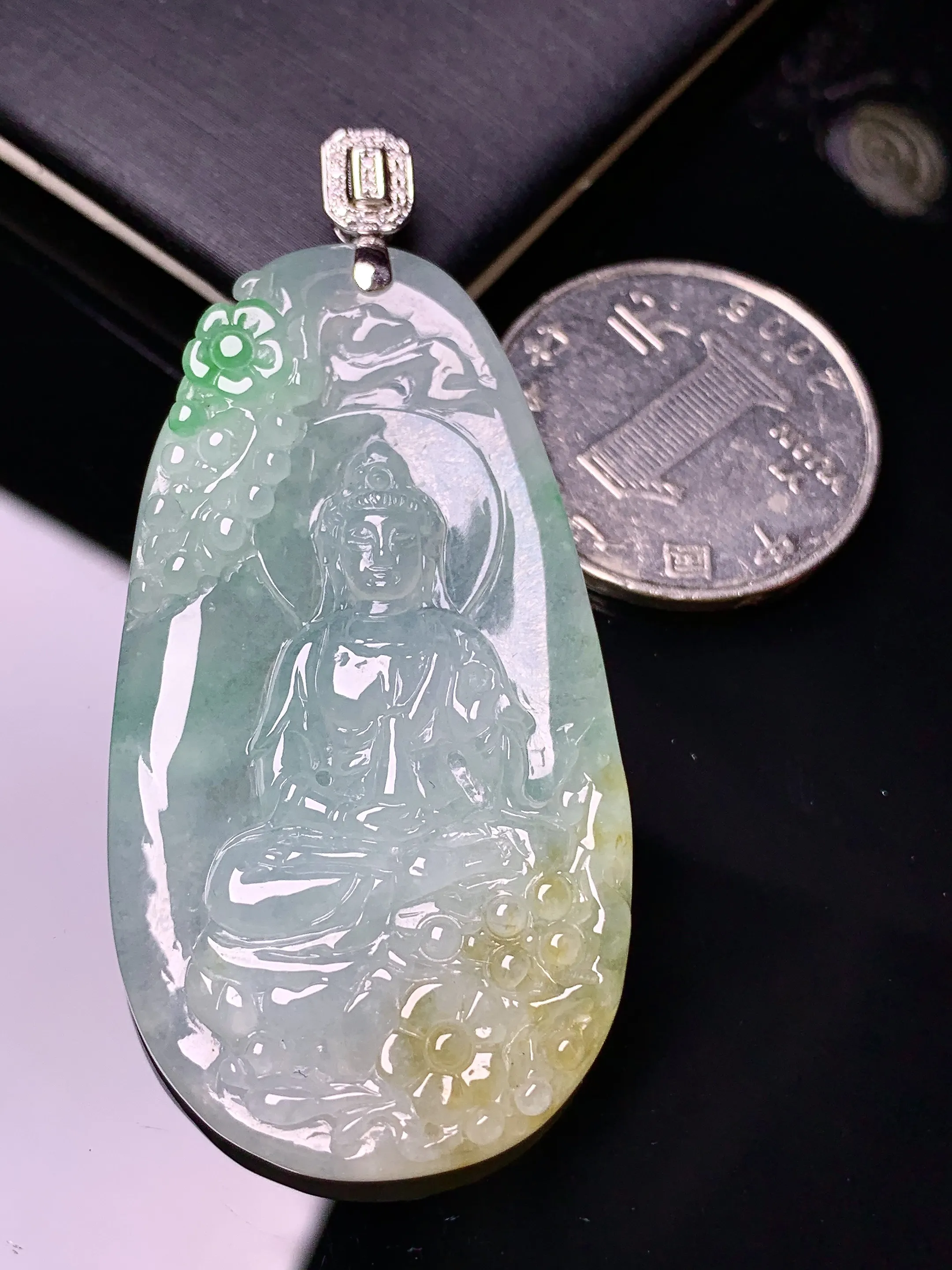 18k金钻镶嵌飘花观音吊坠 玉质细腻 色泽清新艳丽 整体尺寸58.2*27.5*5.3