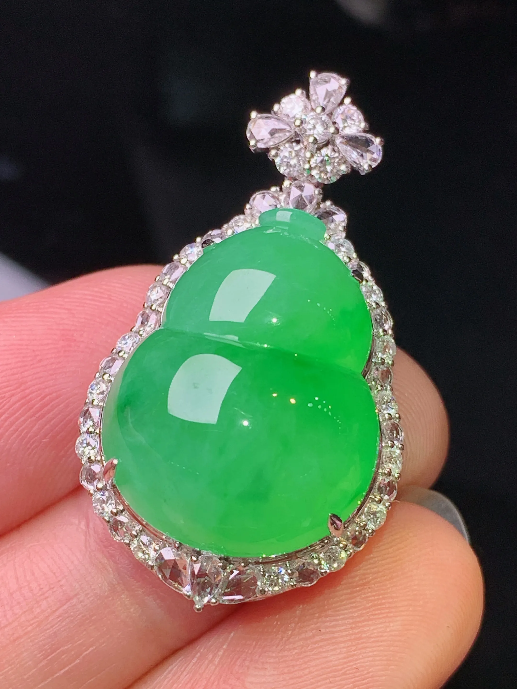 18k金钻镶嵌满绿葫芦吊坠 玉质细腻 色泽清新艳丽 整体尺寸35.2*19.7*13.5