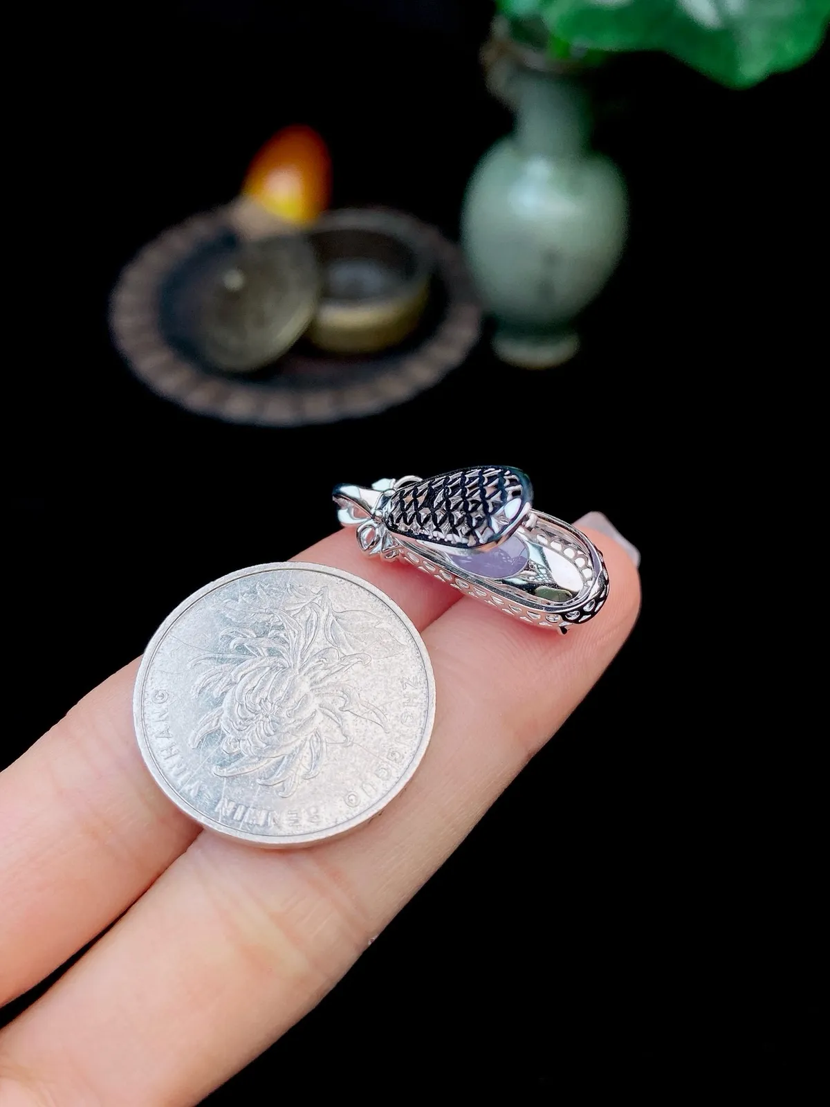 【冰种紫福豆吊坠】种地上乘，冰感十足，通透起光，饱满圆润，18k金钻镶嵌，裸石尺寸15.8*9*4.2毫米。