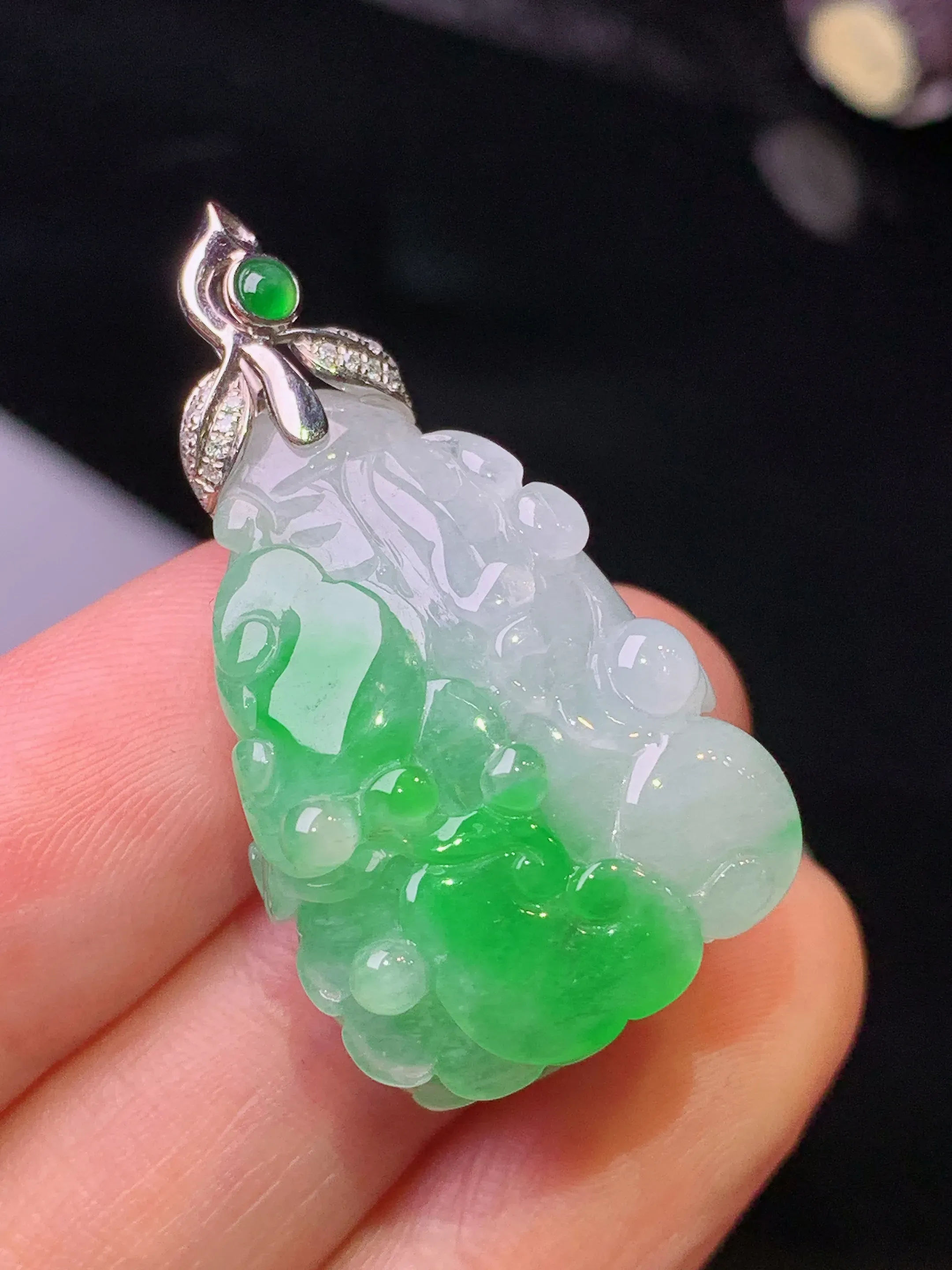 18k金钻镶嵌飘绿白菜吊坠 玉质细腻 色泽清新艳丽 整体尺寸36*19.5*12