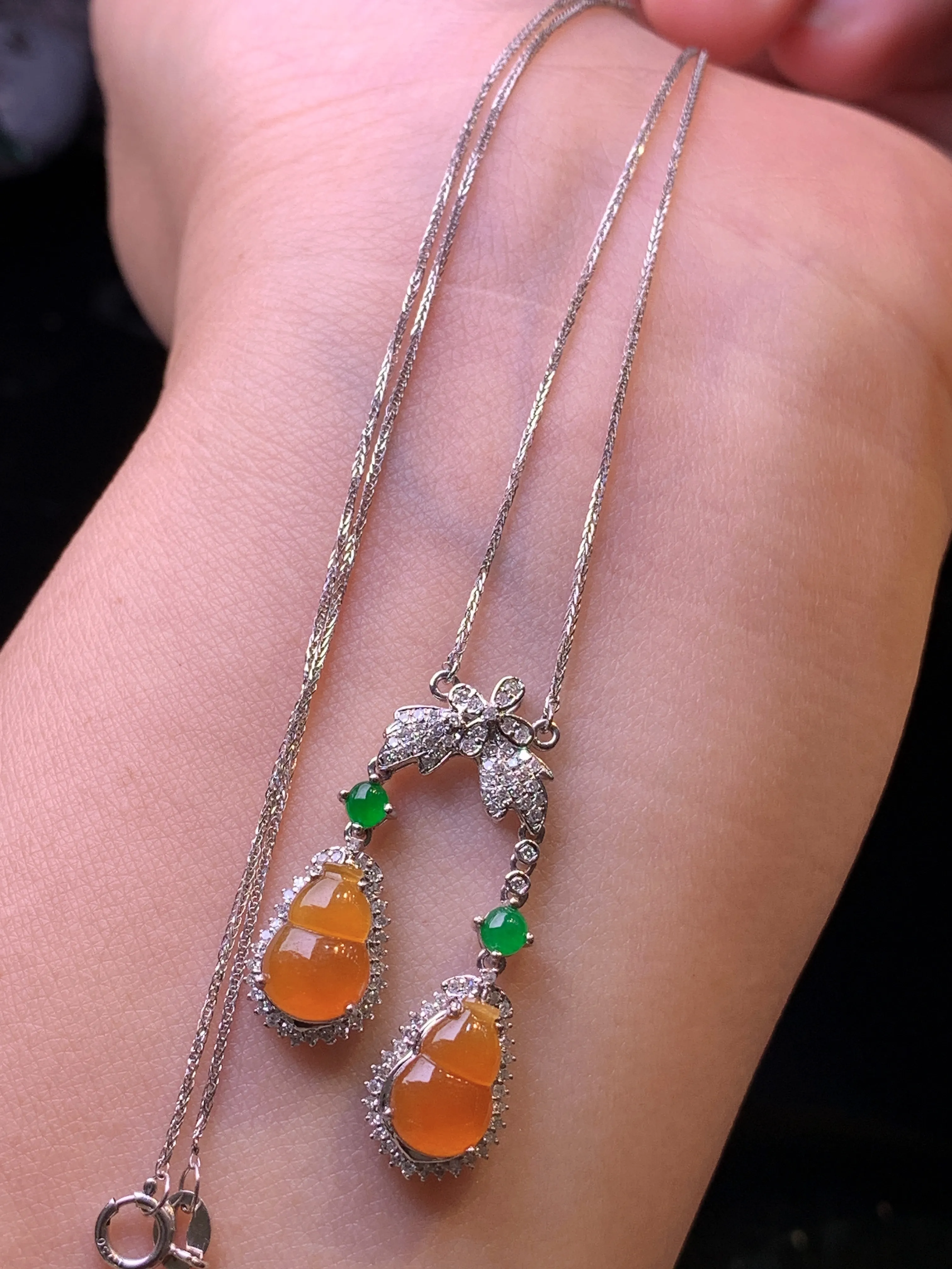 18k金钻镶嵌红翡葫芦项链 玉质细腻 色泽清新艳丽 整体尺寸28*8.5*5.3