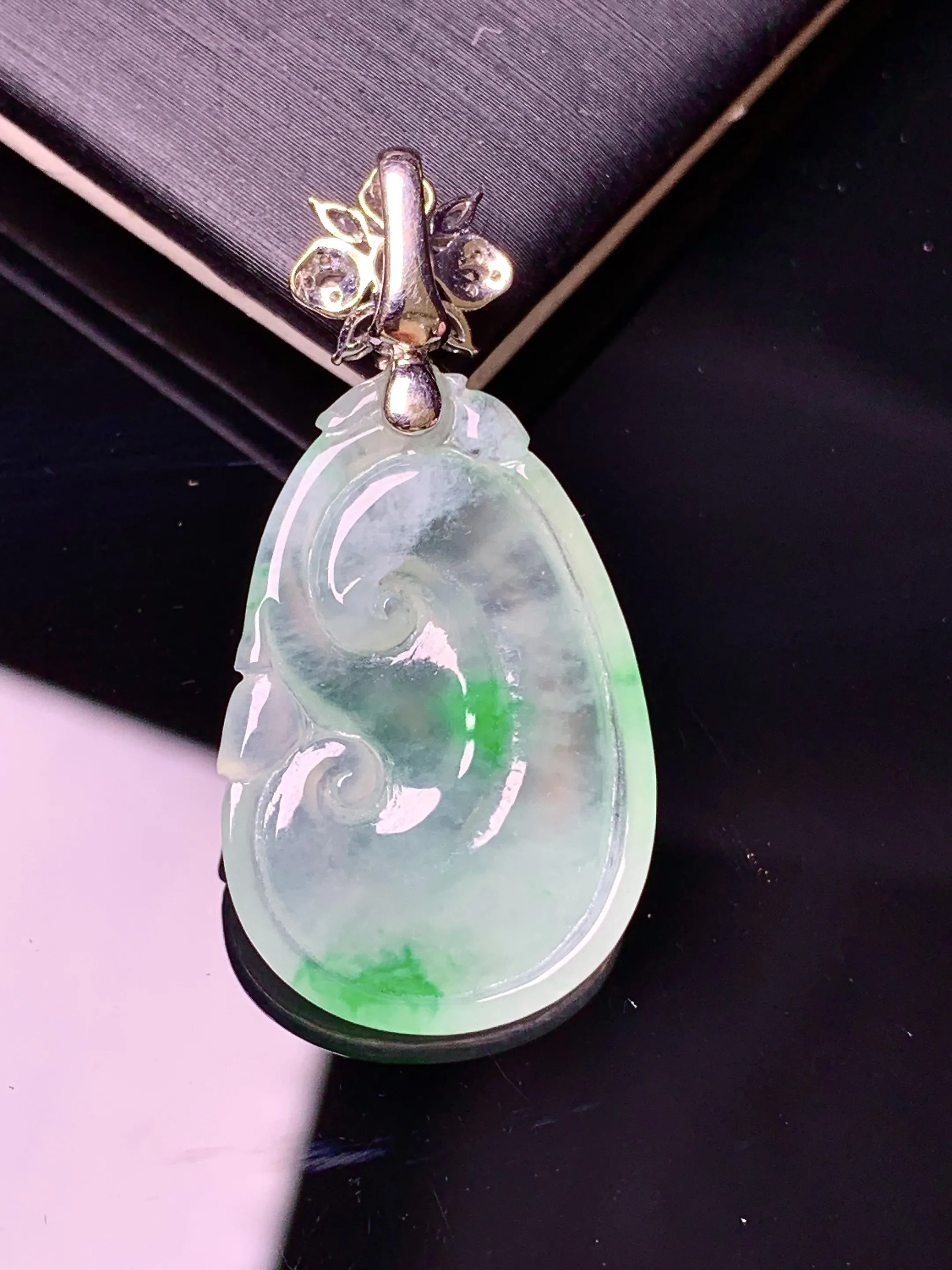 18k金钻镶嵌冰种如意吊坠 玉质细腻 色泽清新艳丽 整体尺寸35*17.2*4.2