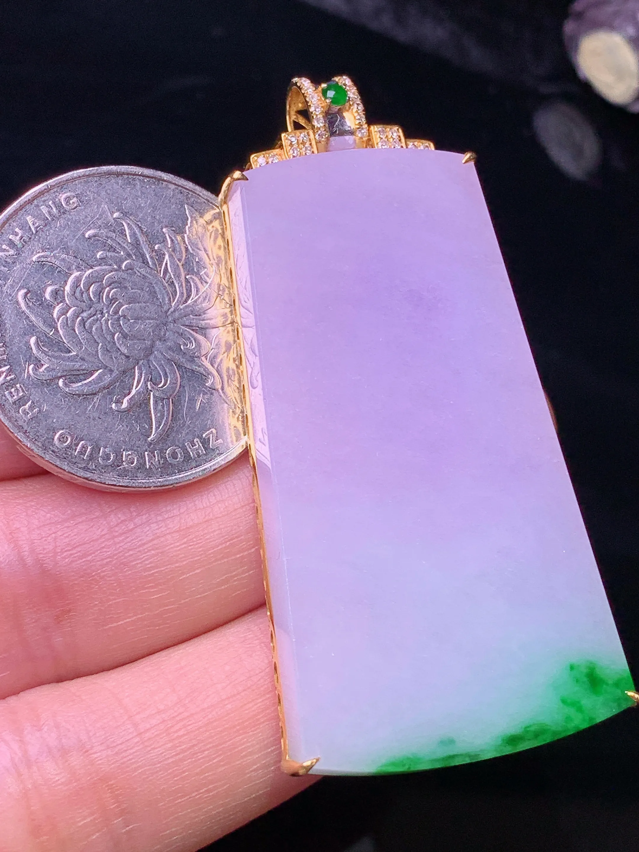 18k金钻镶嵌紫罗兰飘绿无事牌吊坠 玉质细腻 色泽清新艳丽 整体尺寸53.3*25*6.8