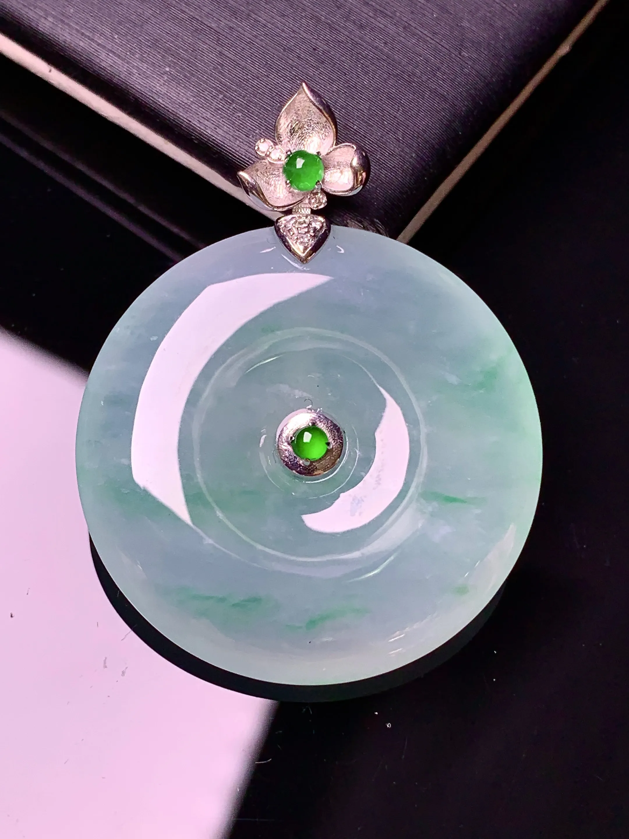 18k金镶嵌冰种飘绿平安扣吊坠 玉质细腻 色泽清新艳丽 整体尺寸35*27.3*5.8