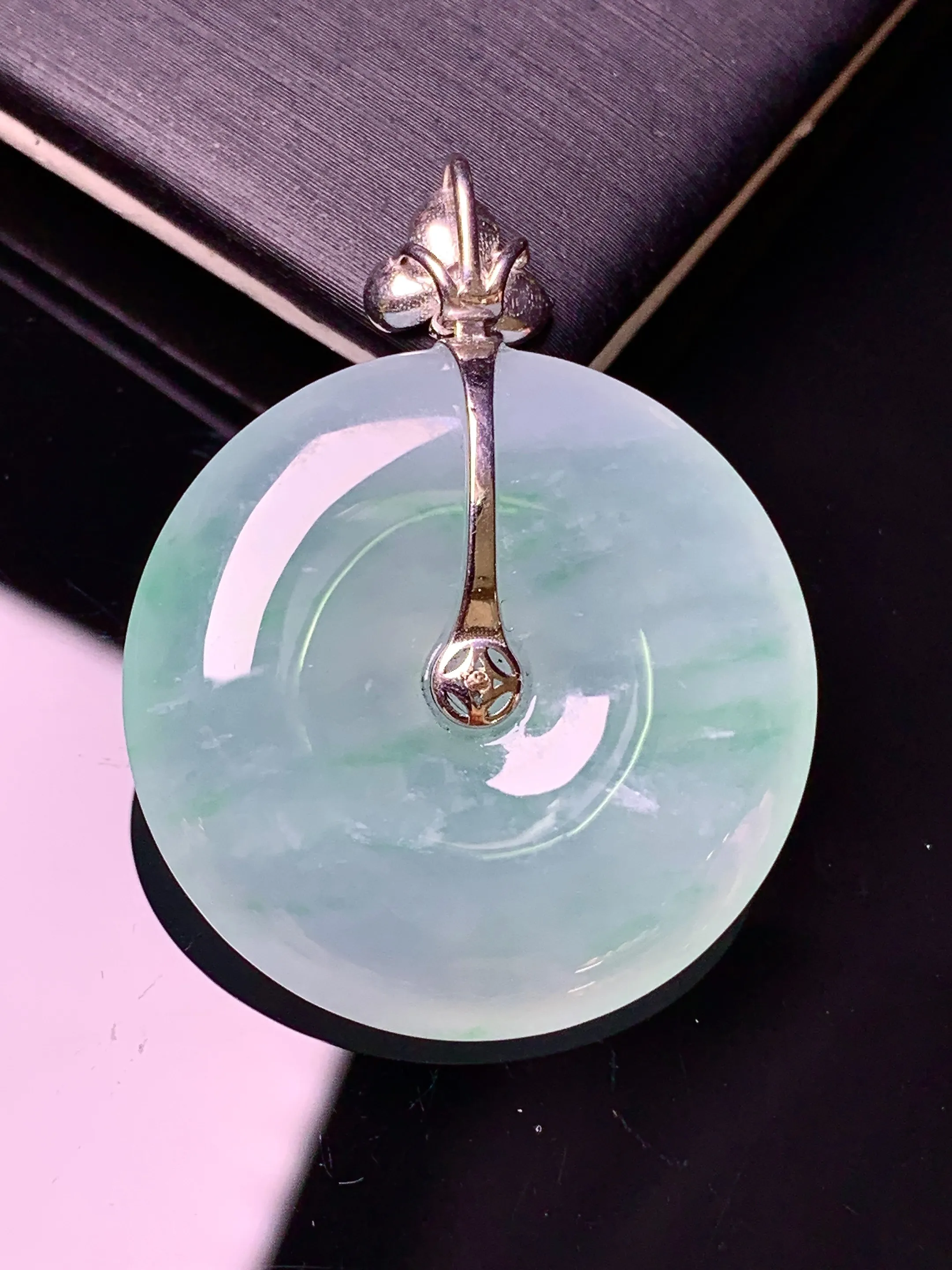 18k金镶嵌冰种飘绿平安扣吊坠 玉质细腻 色泽清新艳丽 整体尺寸35*27.3*5.8