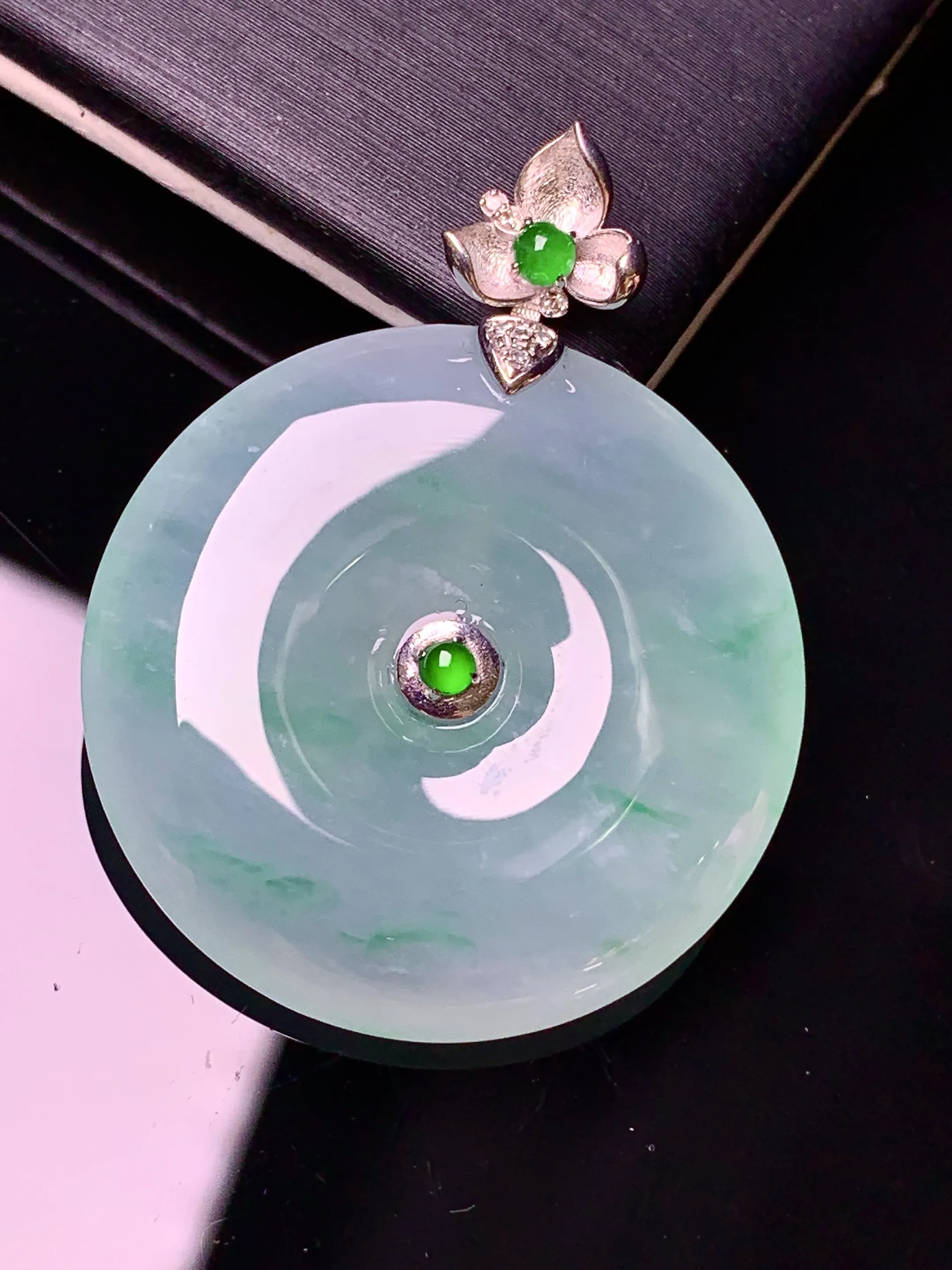 18k金镶嵌冰种飘绿平安扣吊坠 玉质细腻 色泽清新艳丽 整体尺寸35*27.3*5.8