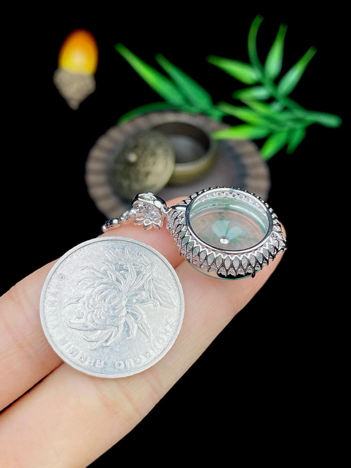 【冰种黄翡飘花平安扣】质地非常细腻，冰润十足，种老冰透，收藏品质，18k金钻镶嵌，裸石尺寸17.5*2.6毫米