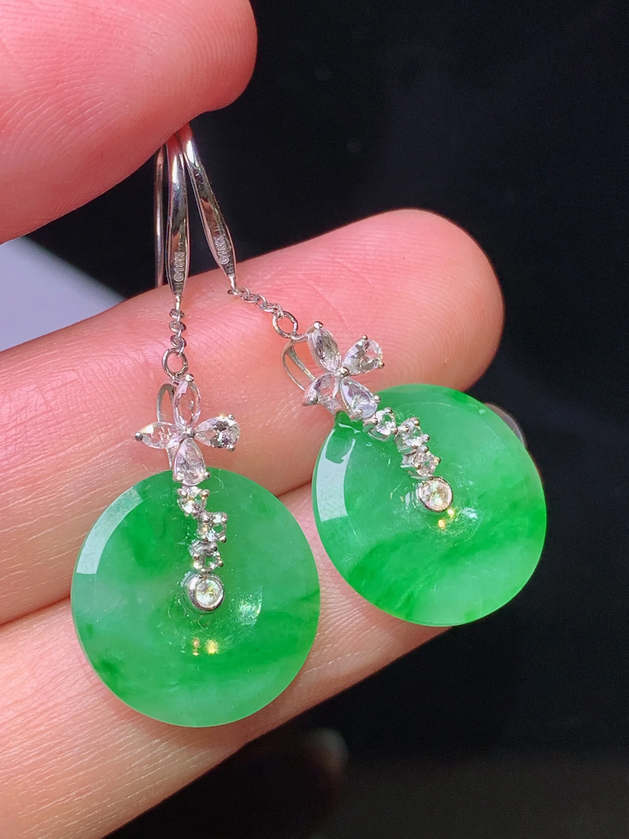 18k金钻镶嵌翠绿平安扣耳坠 玉质细腻 色泽清新艳丽 整体尺寸37*15*2.3