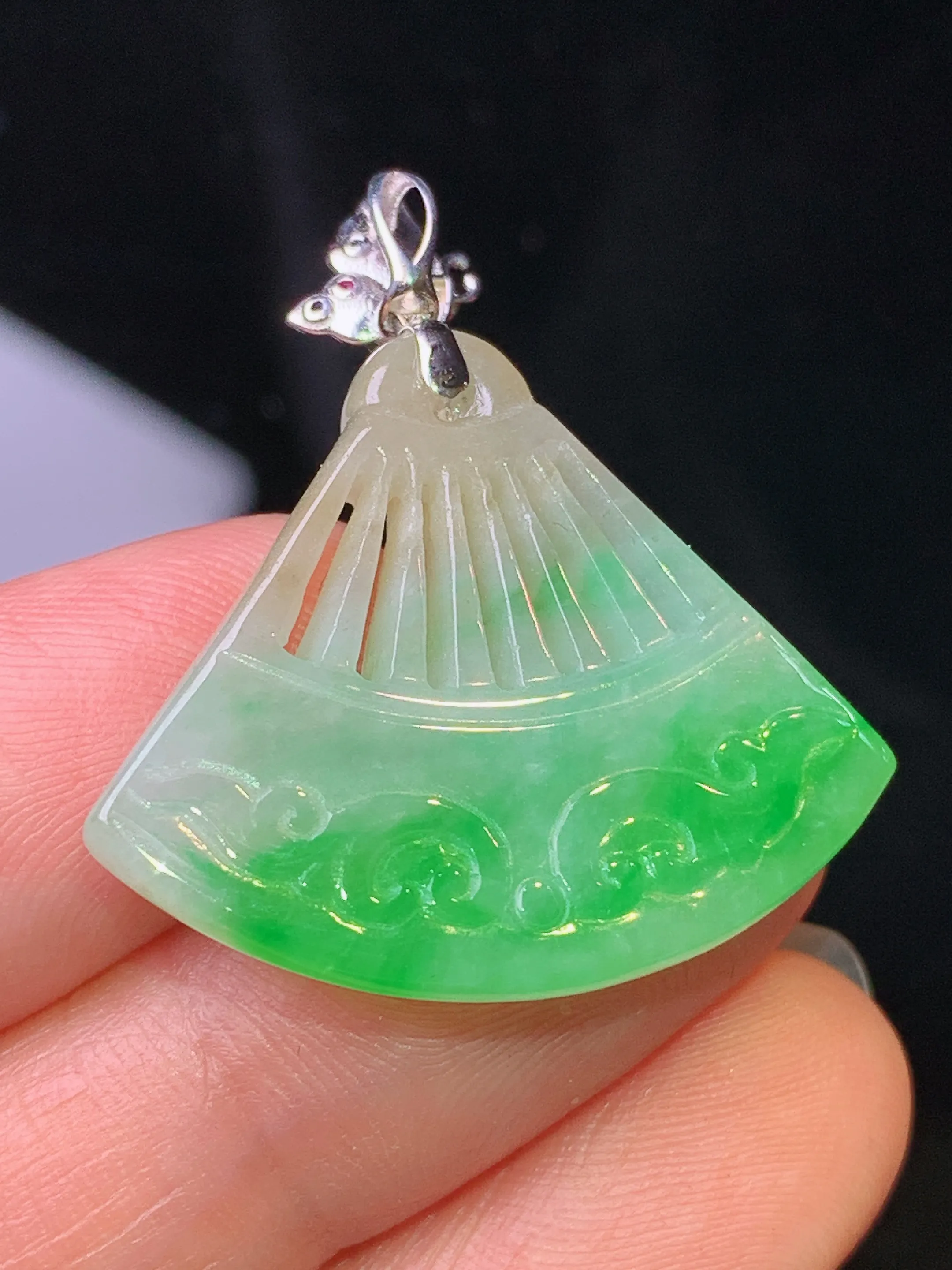 18k金镶嵌飘绿扇形吊坠 玉质细腻 色泽清新艳丽 整体尺寸32.8*28.3*4.2