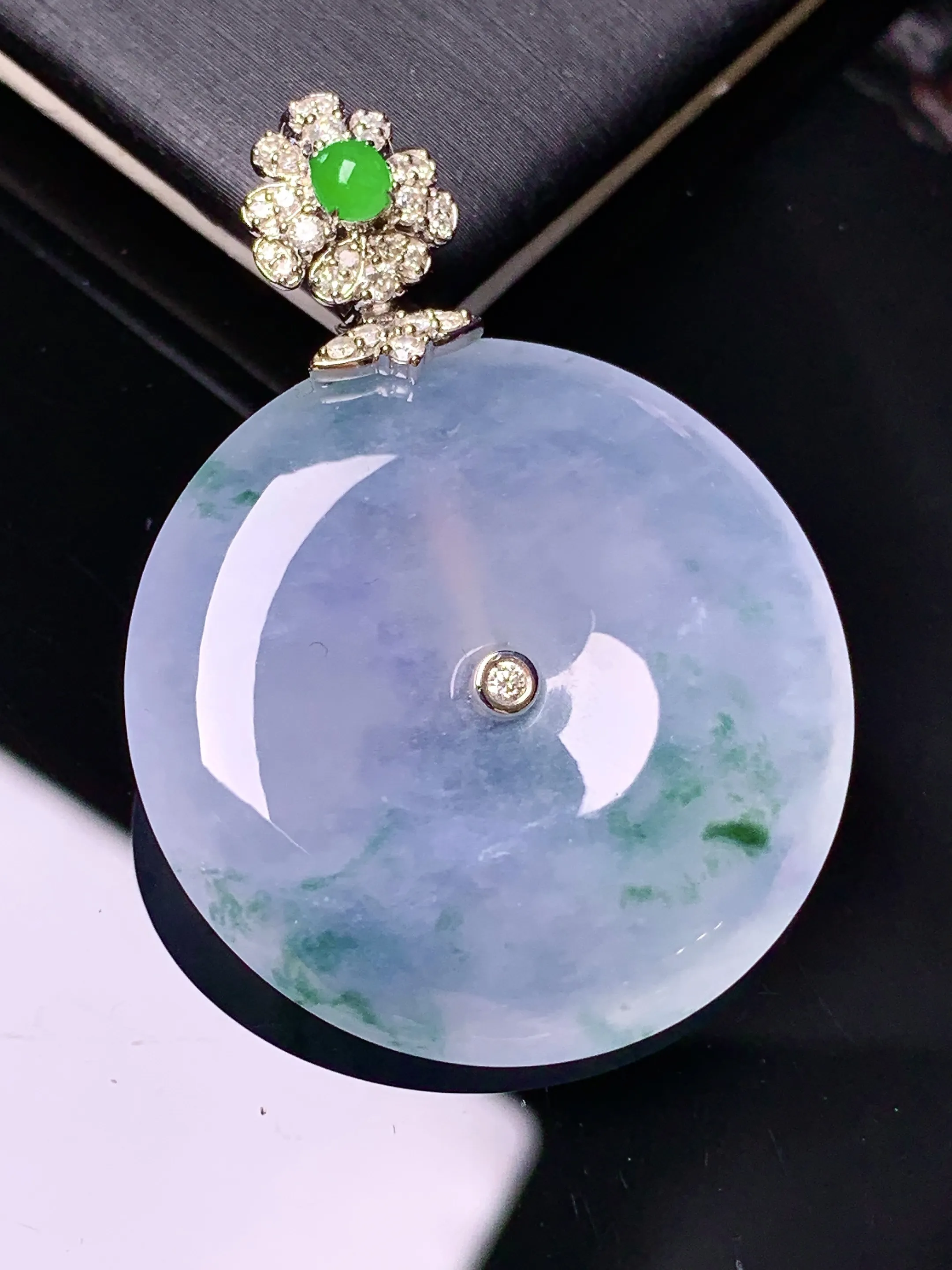 18k金钻镶嵌冰种平安扣吊坠 玉质细腻 色泽清新艳丽 整体尺寸40*29.3*5.2