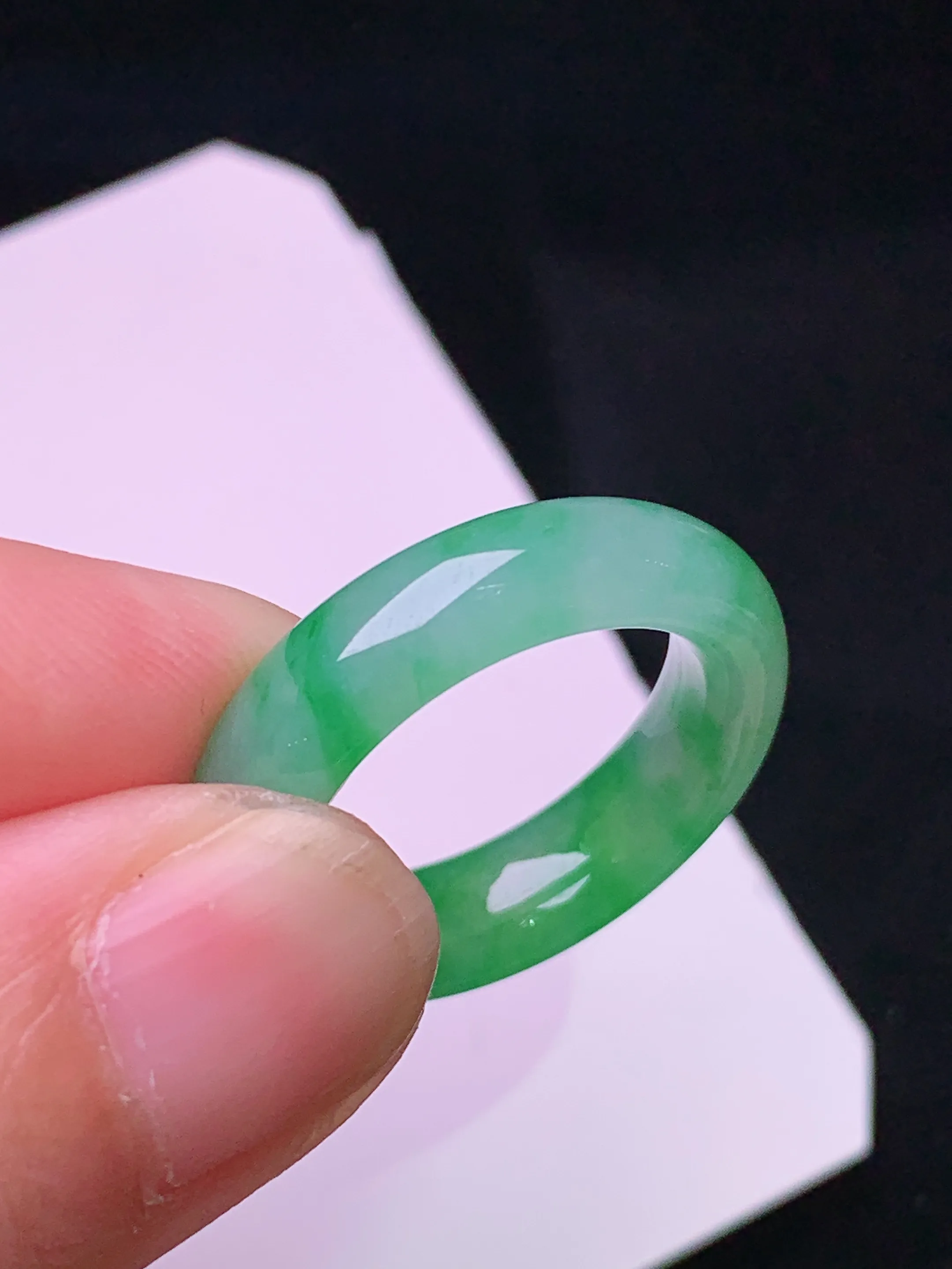 翠绿指环 玉质细腻 色泽清新艳丽 圈口13.5 整体尺寸24.2*5.6*4