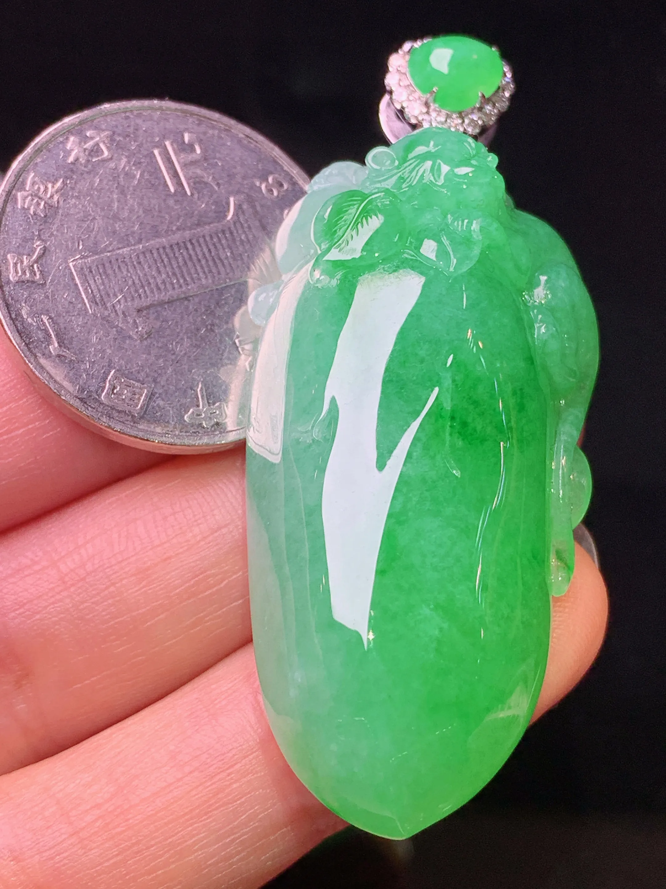 18k金钻镶嵌翠绿福瓜吊坠 玉质细腻 色泽清新艳丽 整体尺寸54.8*23.7*12.8