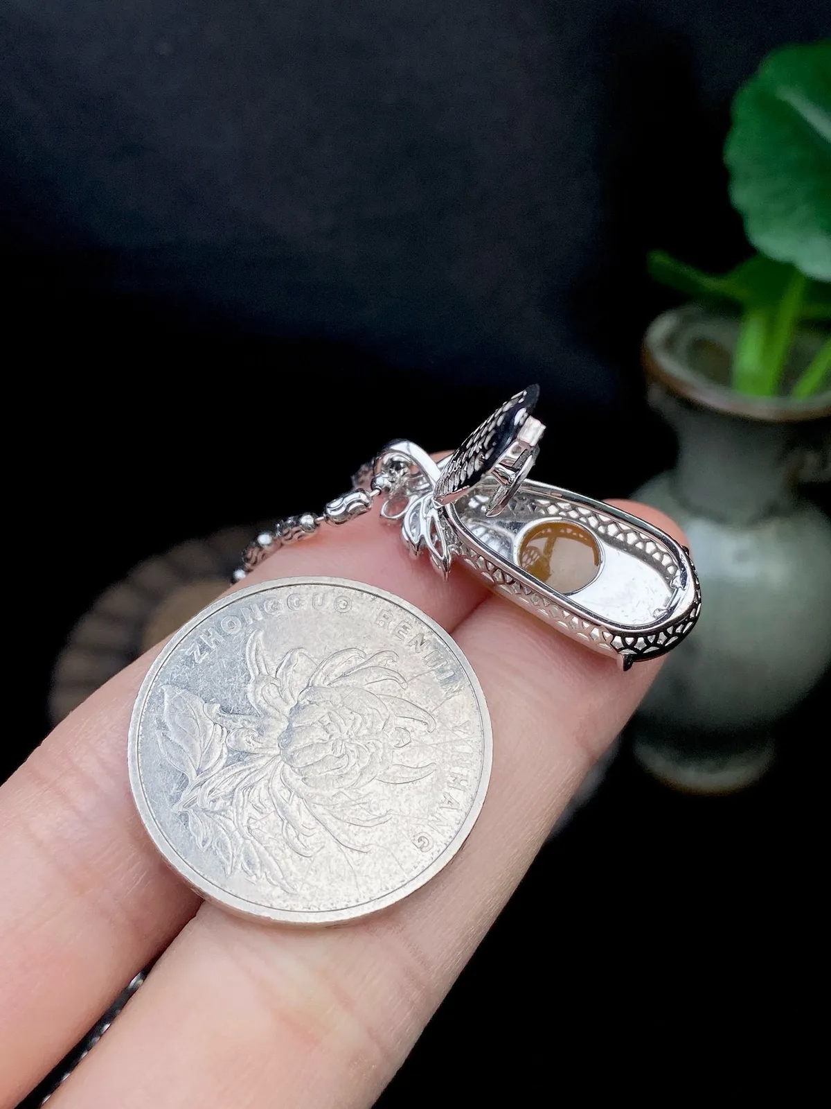 【冰种黄翡福豆吊坠】质地细腻，冰感十足，晶莹透亮，18K金钻镶嵌，裸石尺寸21.1*10.2*4.3毫米