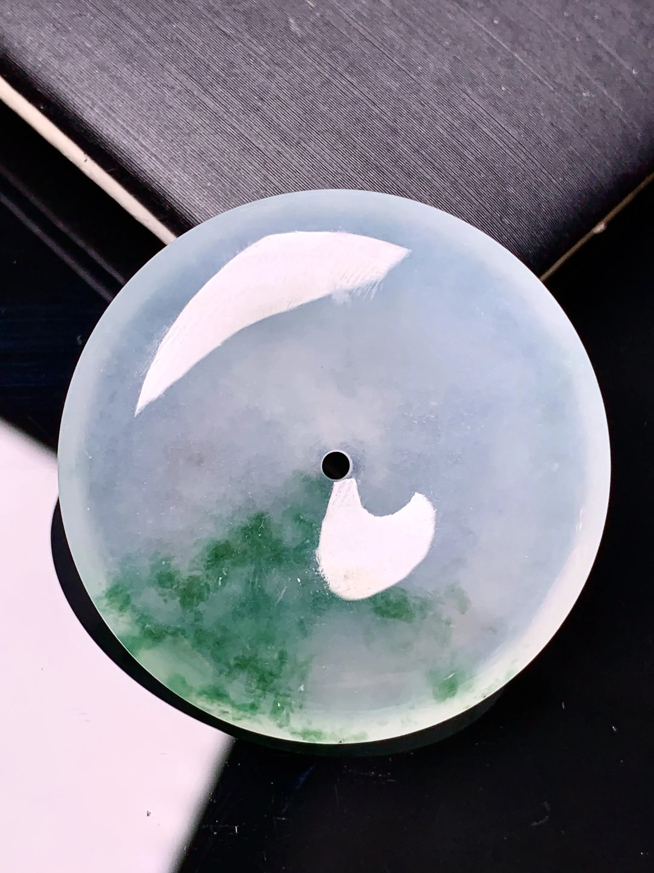 飘绿平安扣吊坠 玉质细腻 色泽清新艳丽 整体尺寸32.2*6