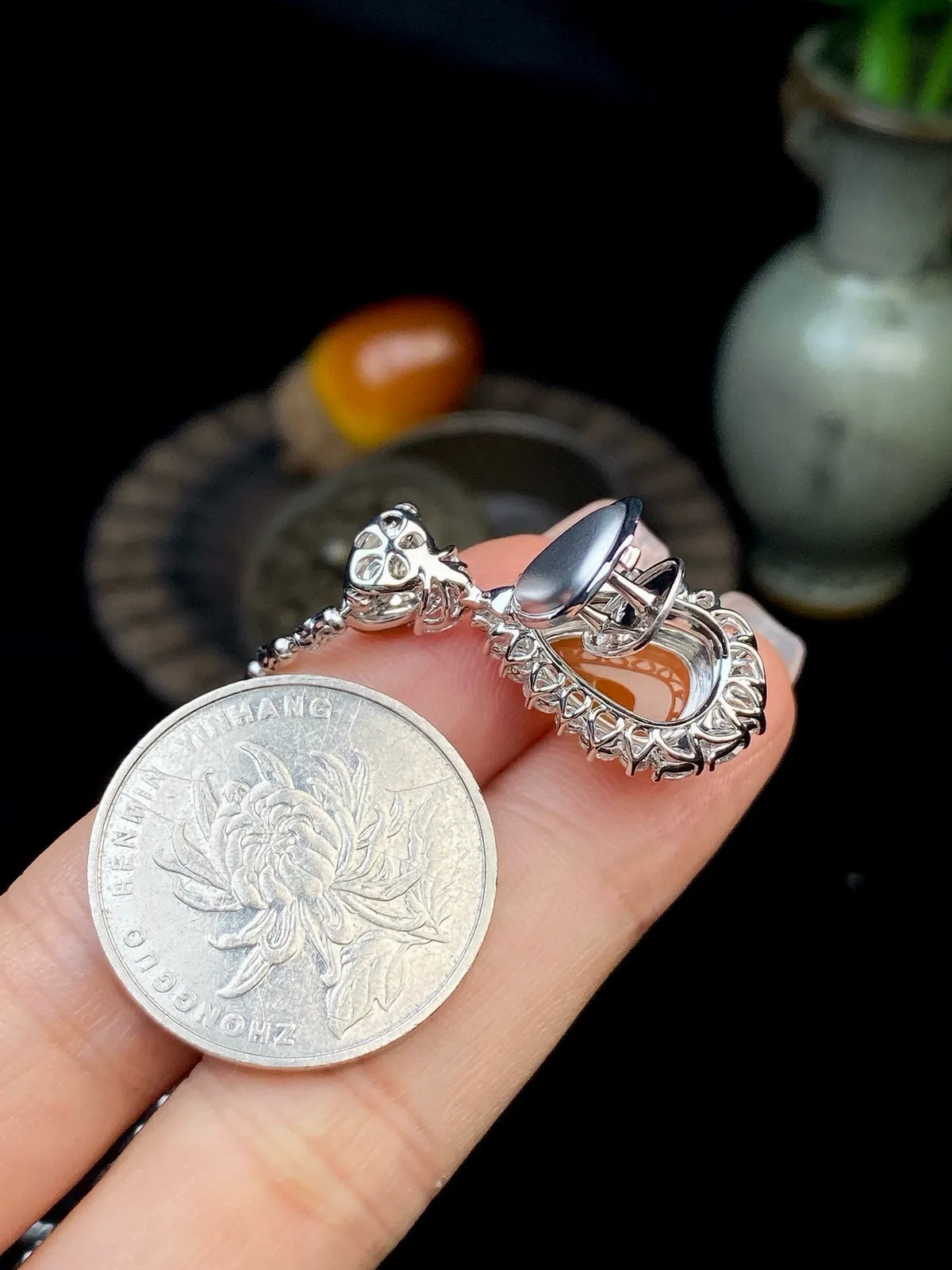 【冰种黄翡水滴吊坠】质地细腻，冰润透亮，光泽出众，18k金钻镶嵌，裸石尺寸12.4*8.8*4.8毫米