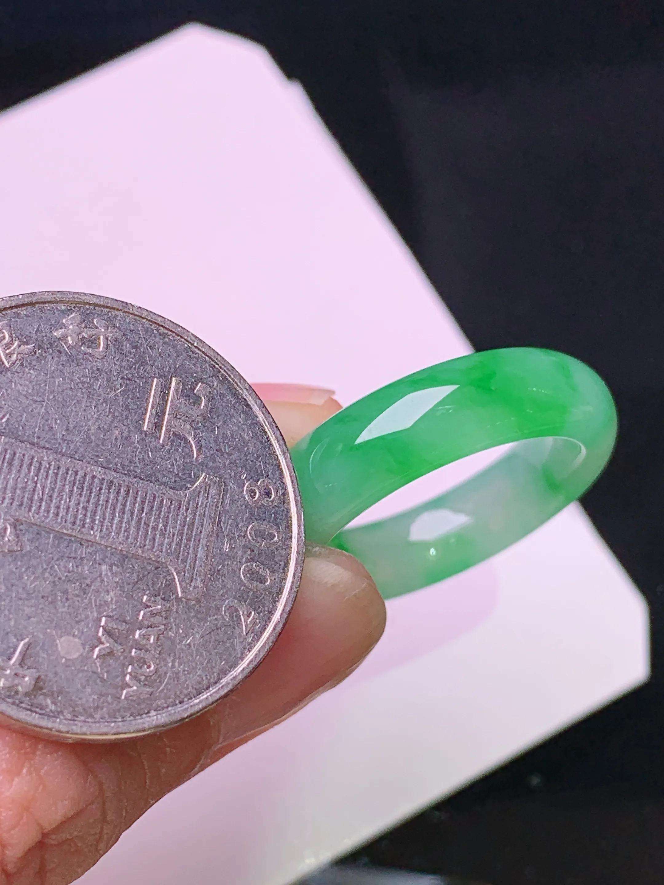 翠绿指环 玉质细腻 色泽清新艳丽 圈口13.5 整体尺寸24.2*5.6*4