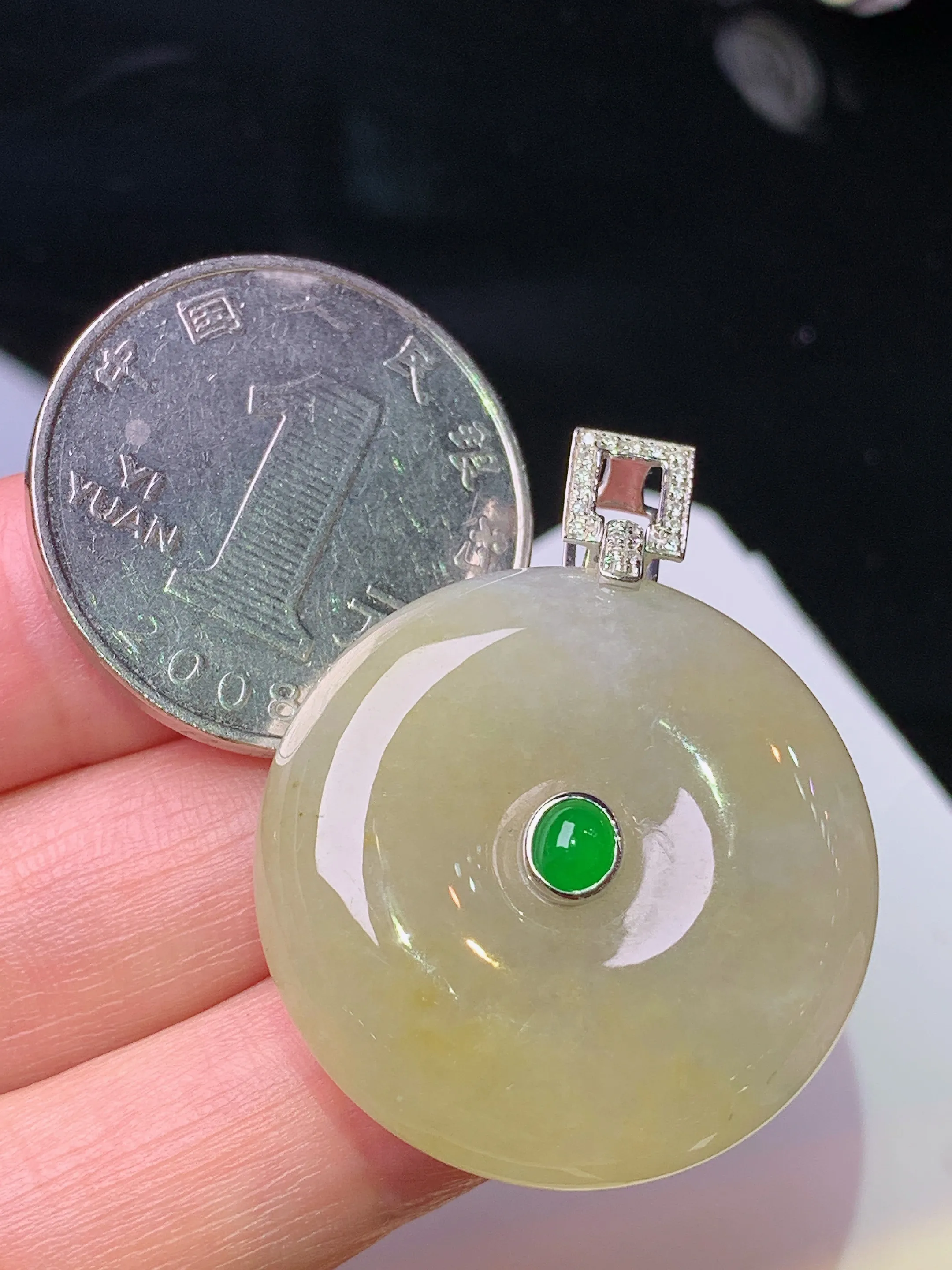 18k金钻镶嵌黄翡平安扣吊坠 玉质细腻 色泽清新艳丽 整体尺寸24.8*28.3*9.5