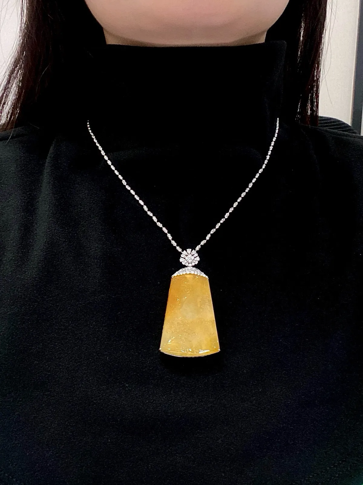 【冰种黄翡山水牌】雕刻很漂亮，细节到位，种水色泽都很不错，经典作品，推荐佩戴。18k金钻镶嵌，裸石尺寸43*31.2*4.8毫米