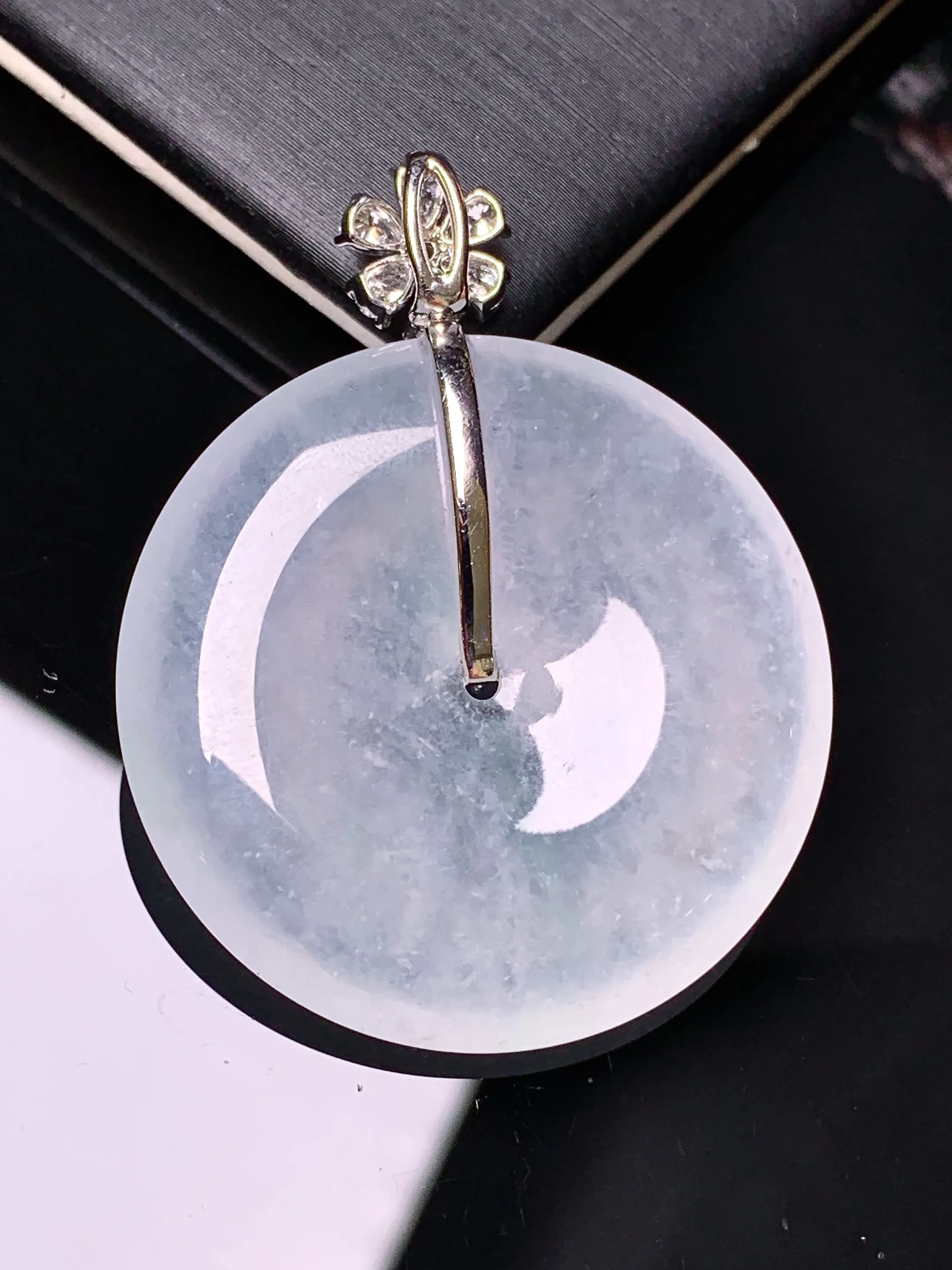 18k金钻镶嵌冰种平安扣吊坠 玉质细腻 色泽清新艳丽 整体尺寸40*31.5*6