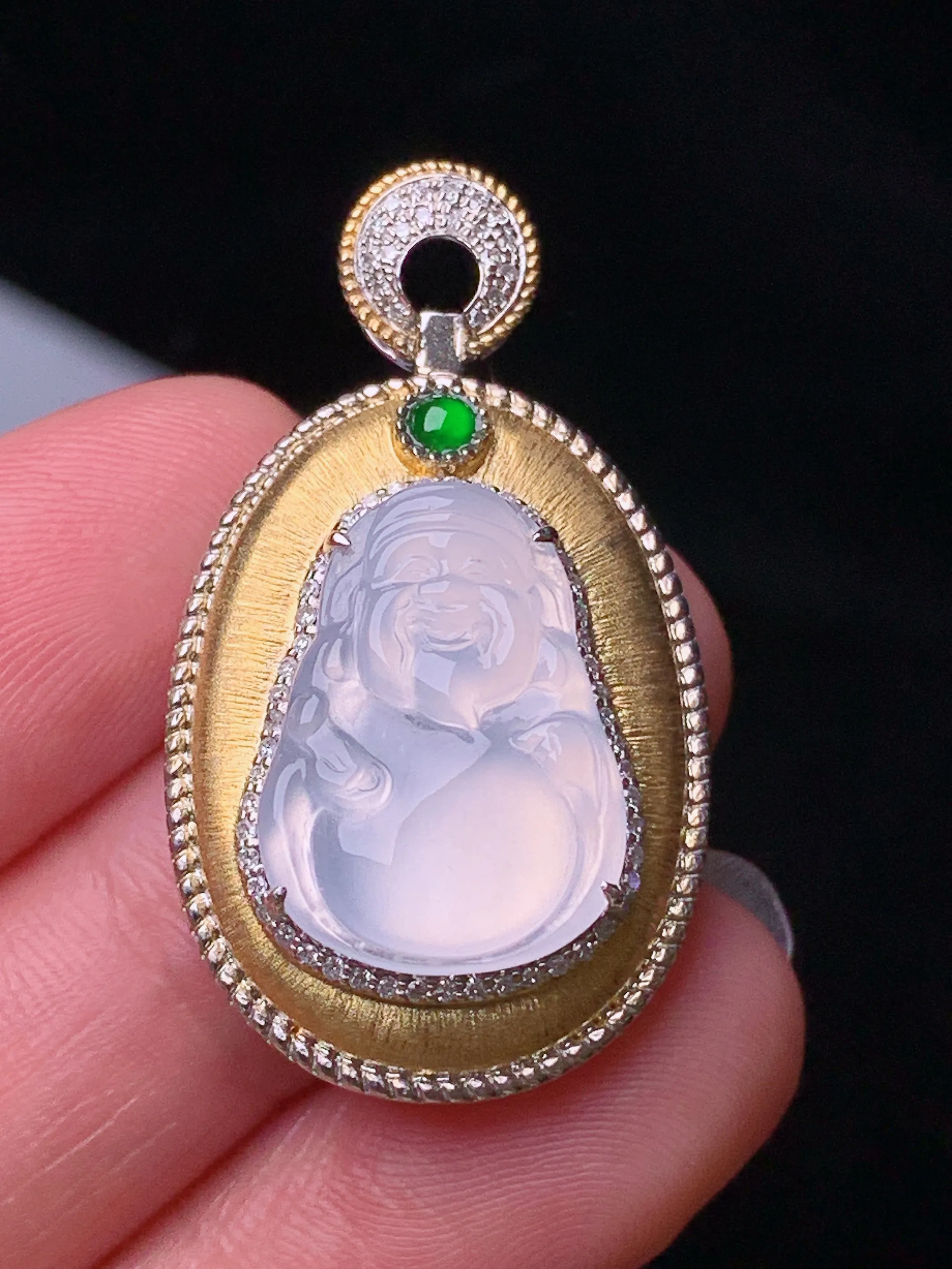 18k金钻镶嵌冰种财神吊坠 玉质细腻 色泽清新艳丽 整体尺寸34*19.3*8.8