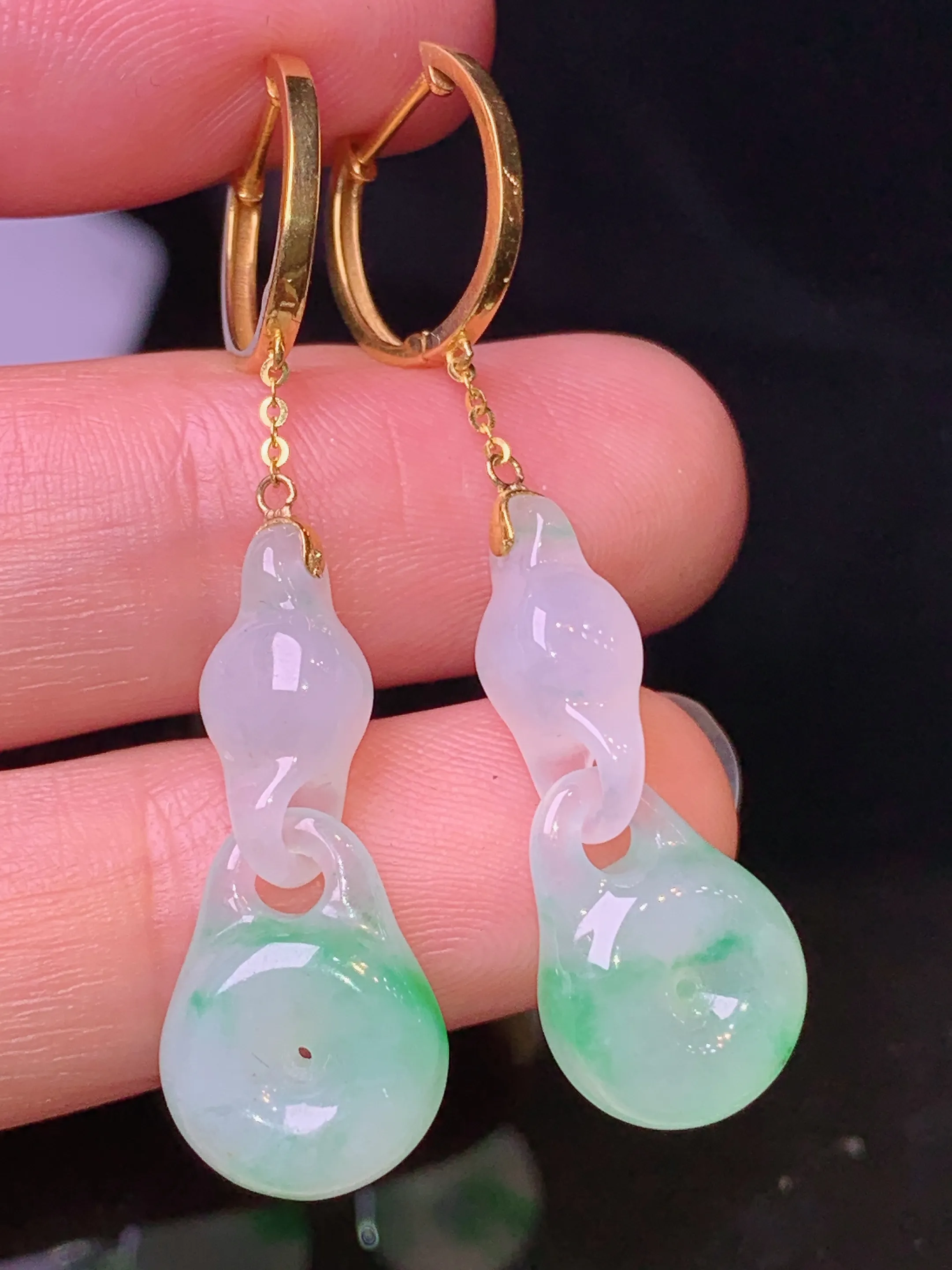 18k金镶嵌飘绿同心锁平安扣耳坠 玉质细腻 色泽清新艳丽 整体尺寸45*10.6*5.3