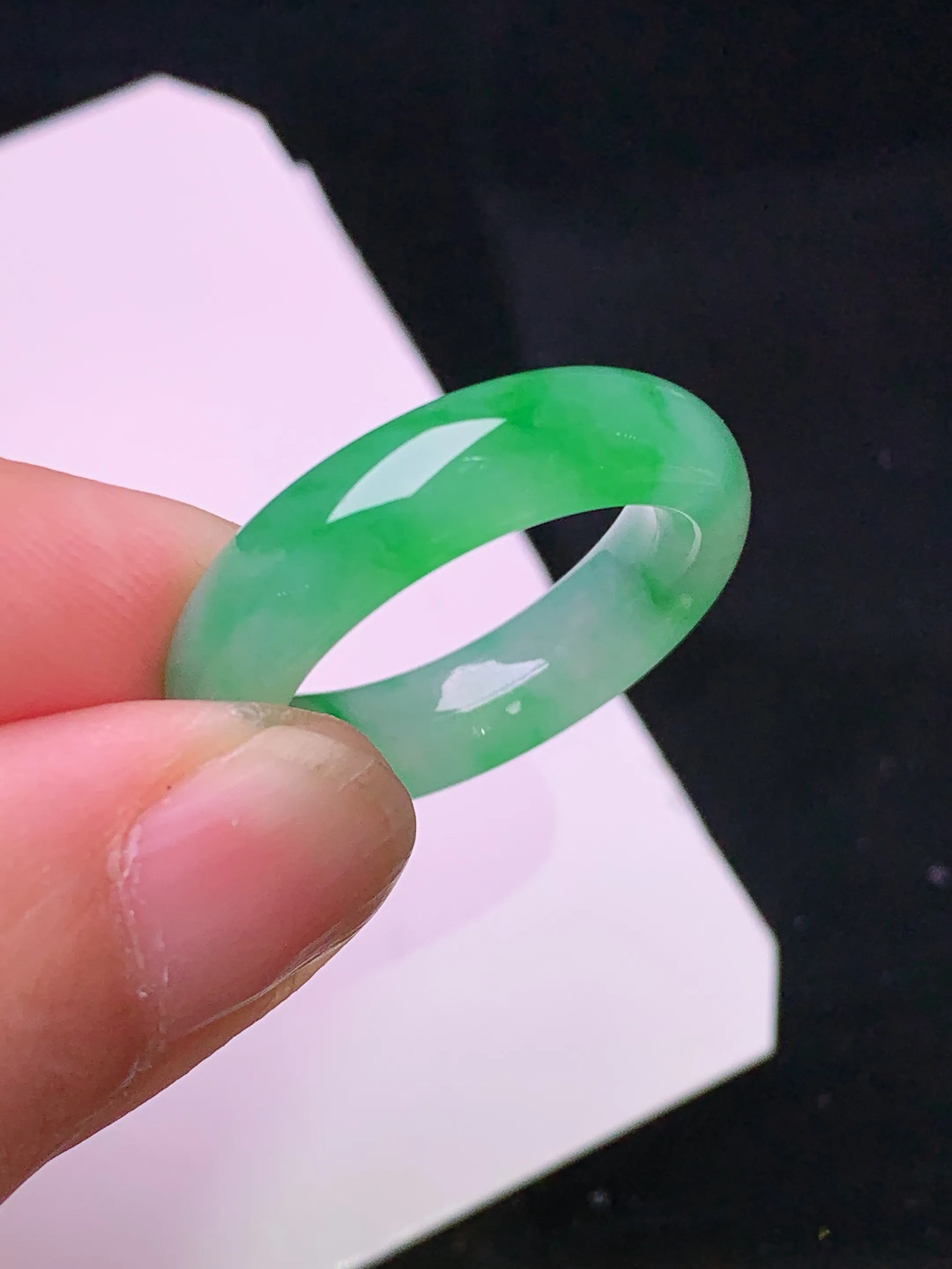 翠绿指环 玉质细腻 色泽清新艳丽 圈口13.5 整体尺寸24.2*5.6*4