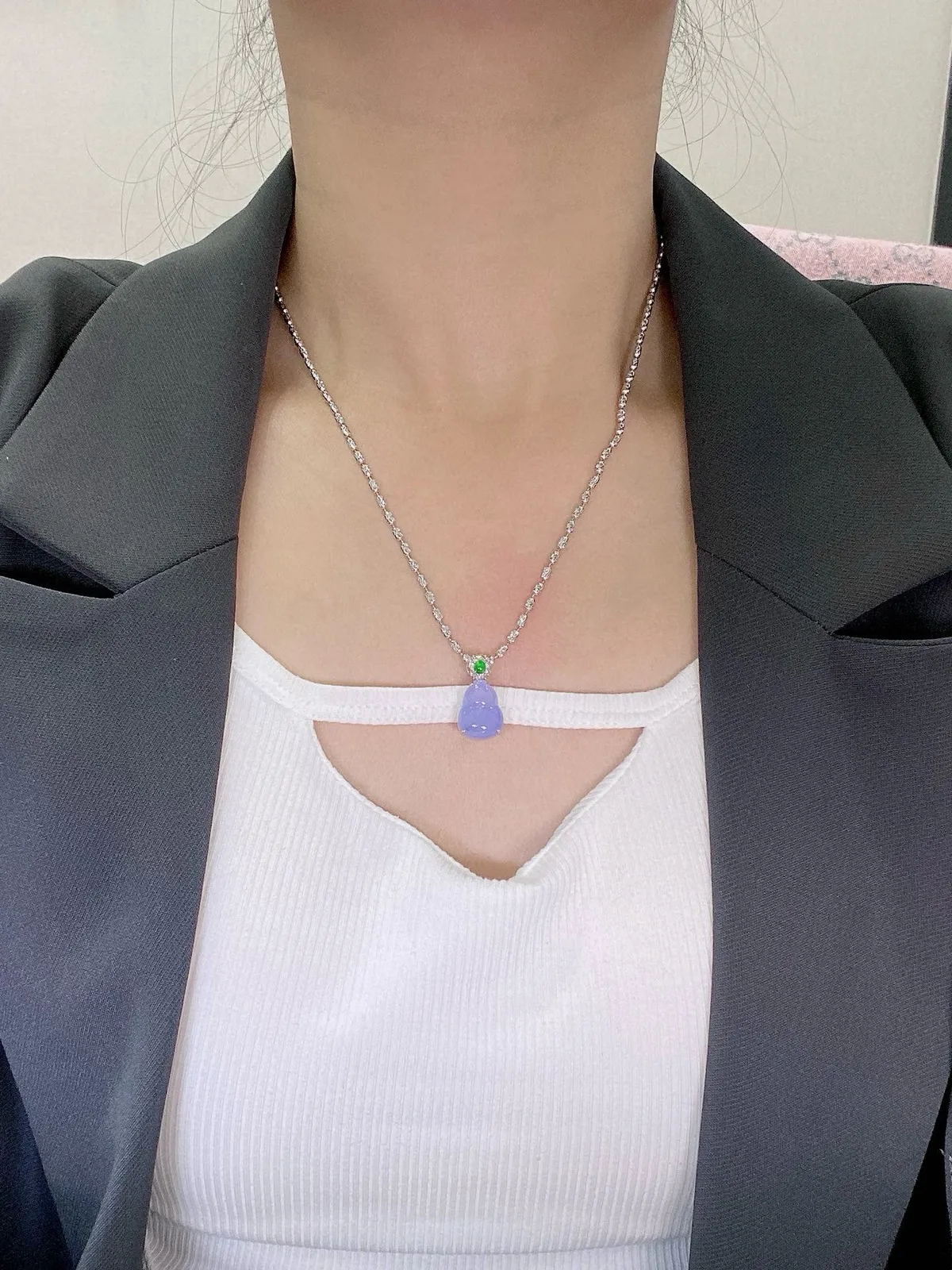 【冰种紫葫芦吊坠】质地细腻，冰透纯净，唯美漂亮，珍藏品质，18K金钻镶嵌，裸石尺寸14.3*11.1*4.4毫米，佩戴很漂亮。