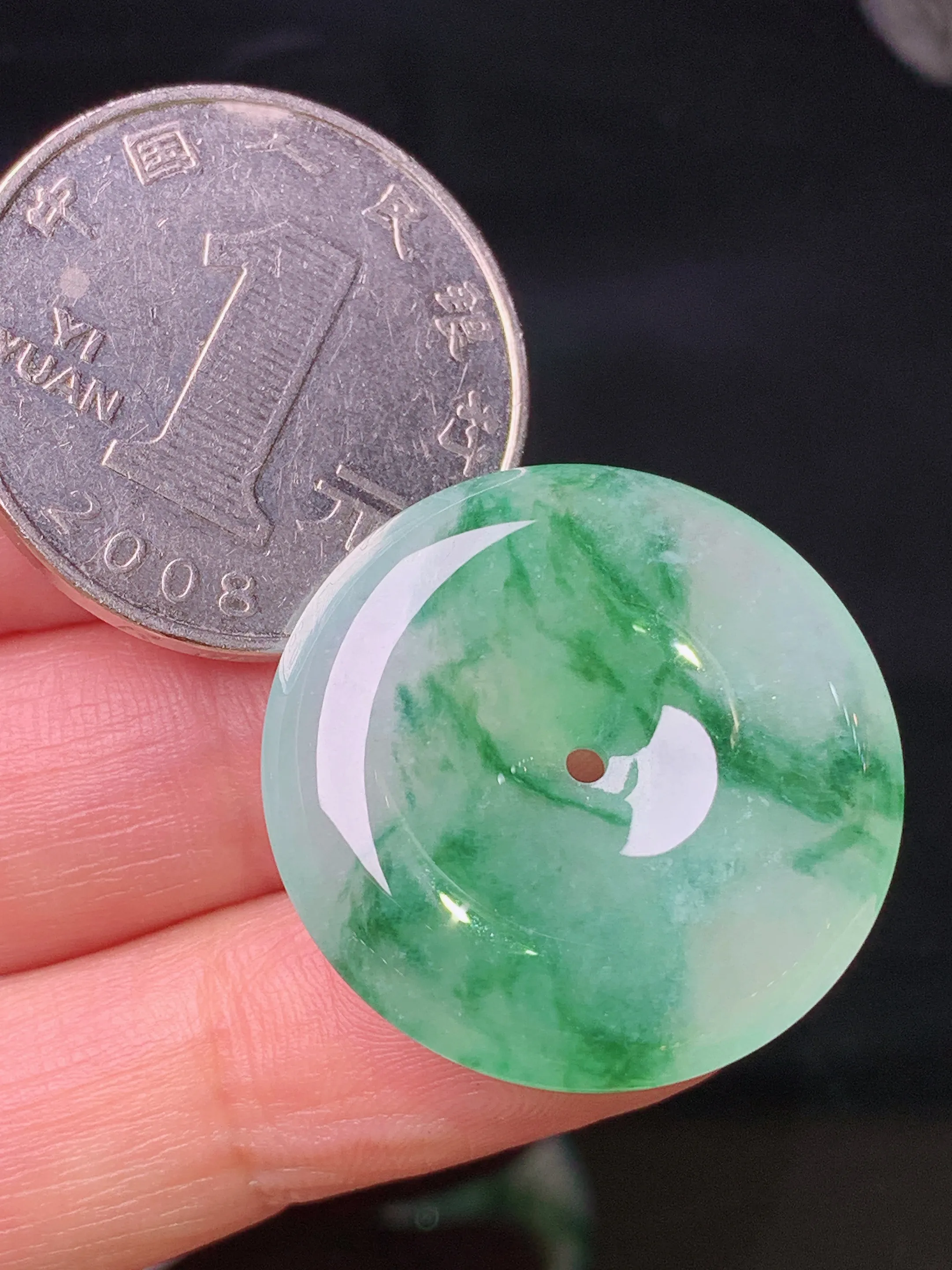 飘绿平安扣吊坠 玉质细腻 色泽清新艳丽  整体尺寸26*5.5