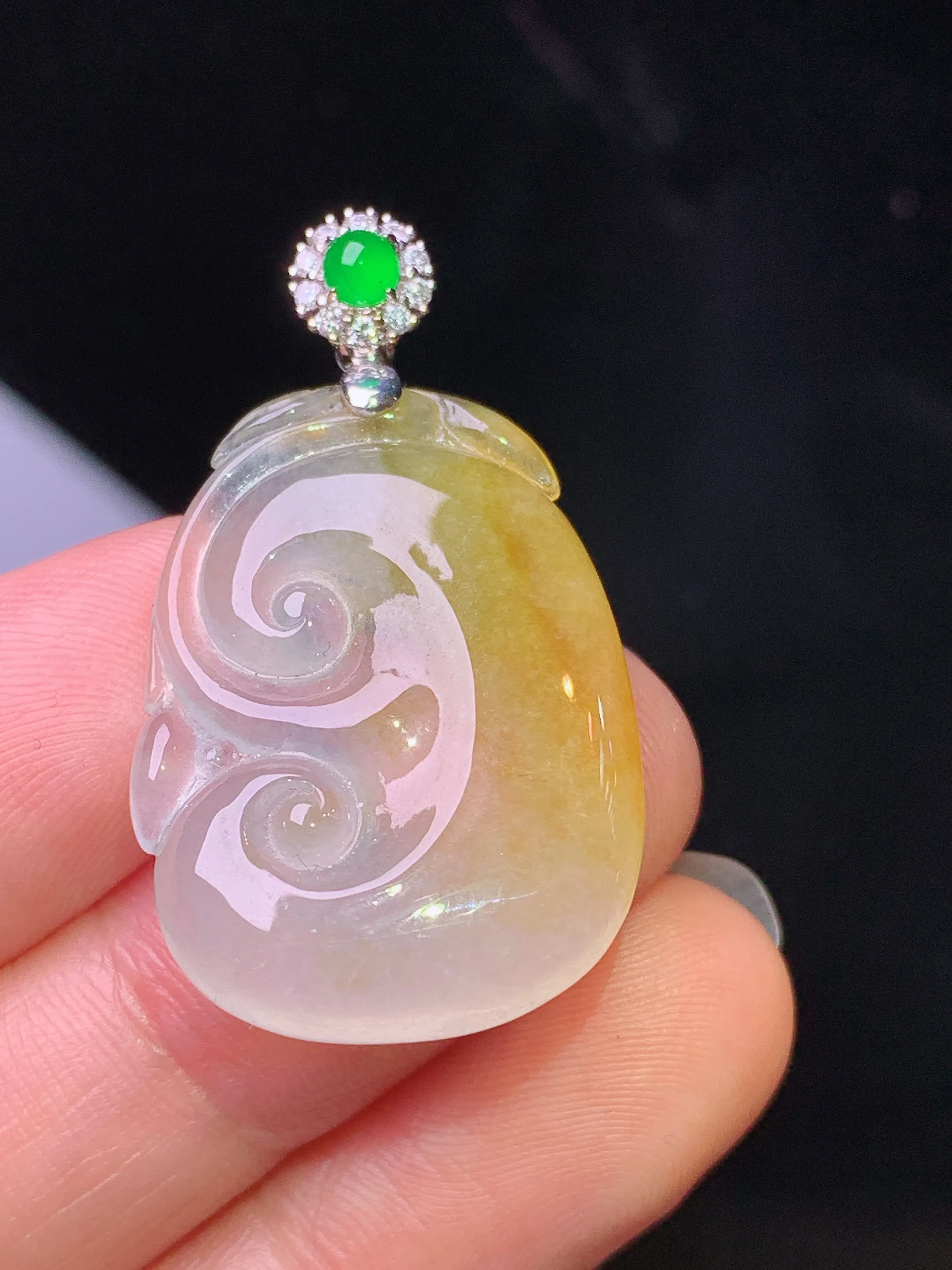 18k金钻镶嵌冰飘黄翡如意吊坠 玉质细腻 色泽清新艳丽 整体尺寸34*19.7*4.7