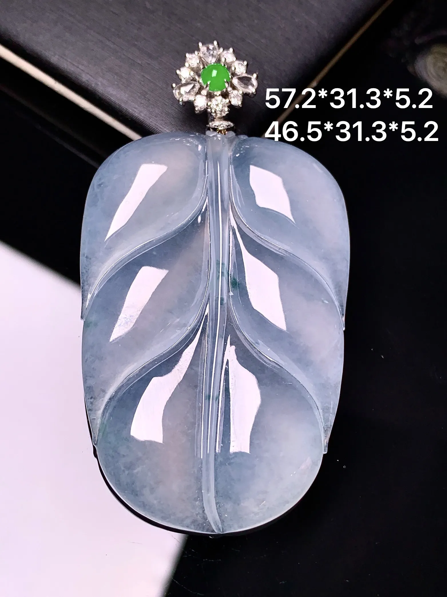 18k金钻镶嵌冰种树叶吊坠 玉质细腻 色泽清新艳丽 整体尺寸57.2*31.3*5.2