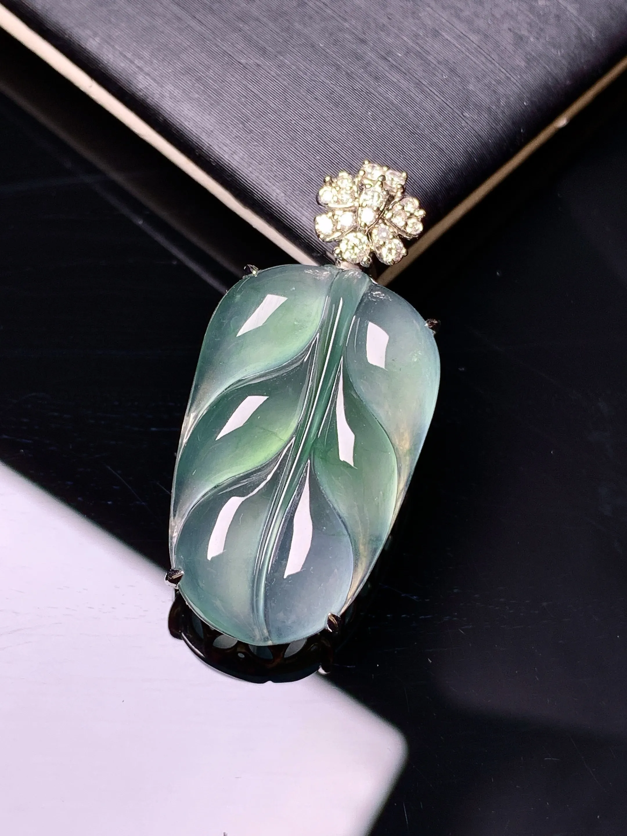 18k金钻镶嵌冰种飘绿树叶吊坠 玉质细腻 色泽清新艳丽 整体尺寸32*15.3*6.5