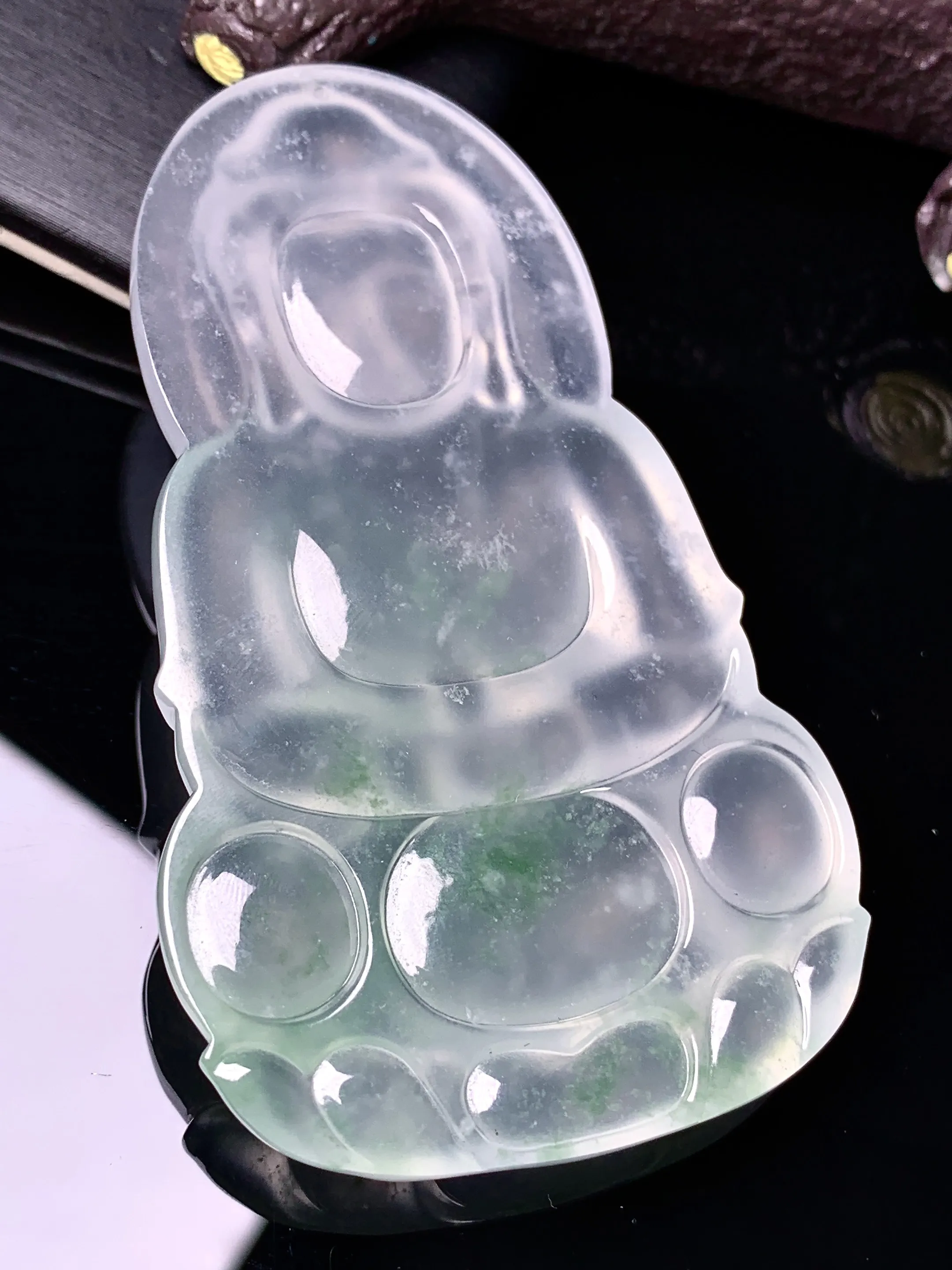 冰种飘绿观音吊坠 玉质细腻 色泽清新艳丽 整体尺寸69.7*41.5*7