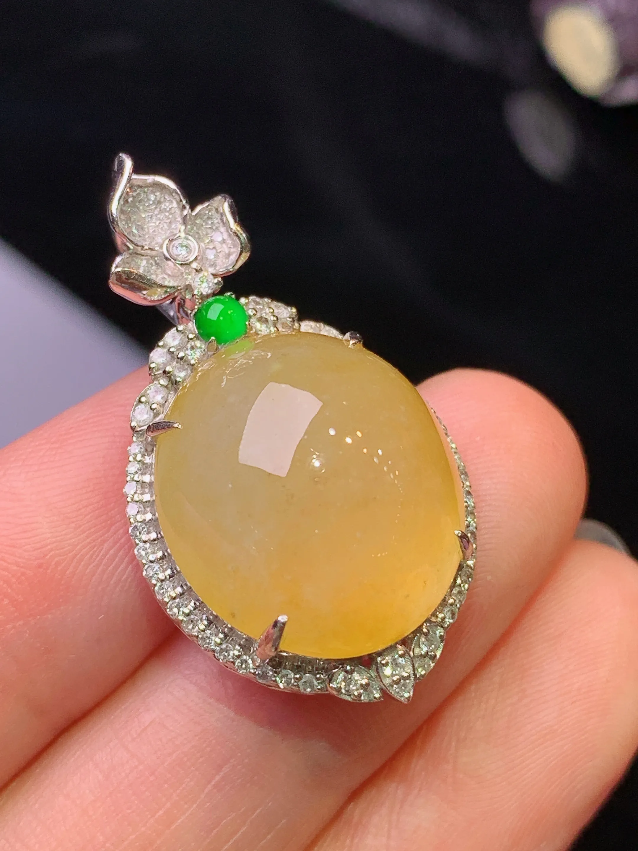 18k金钻镶嵌黄翡蛋面吊坠 玉质细腻 色泽清新艳丽 整体尺寸32.3*18.2*12