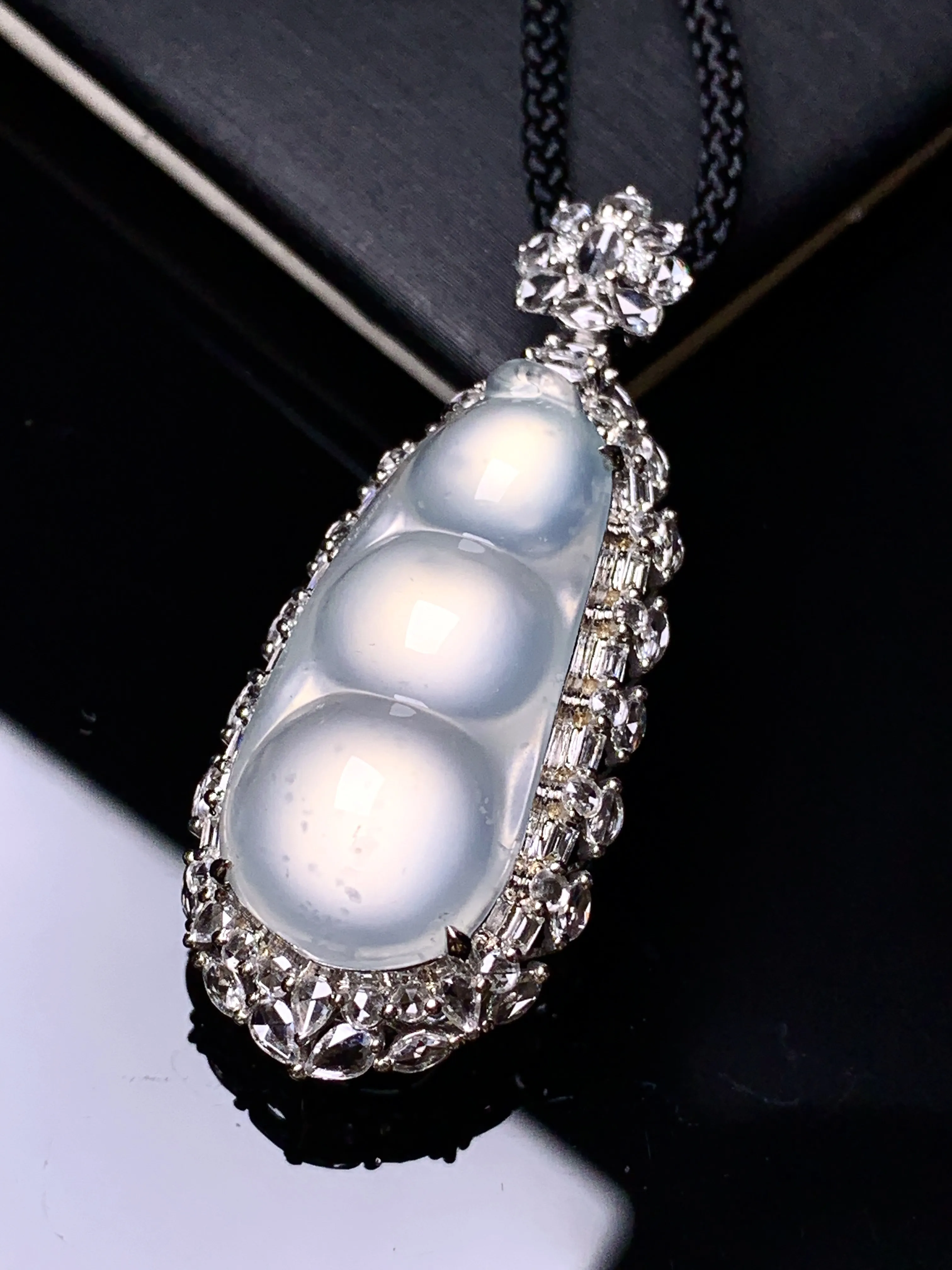 18k金钻镶嵌冰种四季豆吊坠 玉质细腻 色泽清新艳丽 整体尺寸41.3*17*14