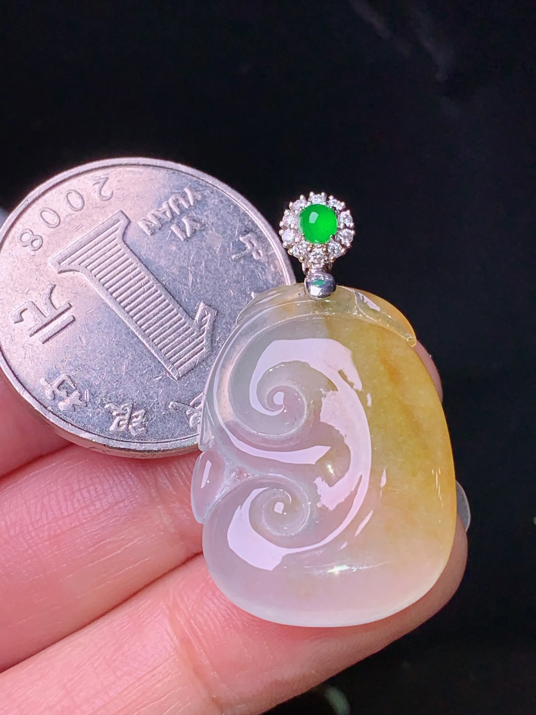 18k金钻镶嵌冰飘黄翡如意吊坠 玉质细腻 色泽清新艳丽 整体尺寸34*19.7*4.7