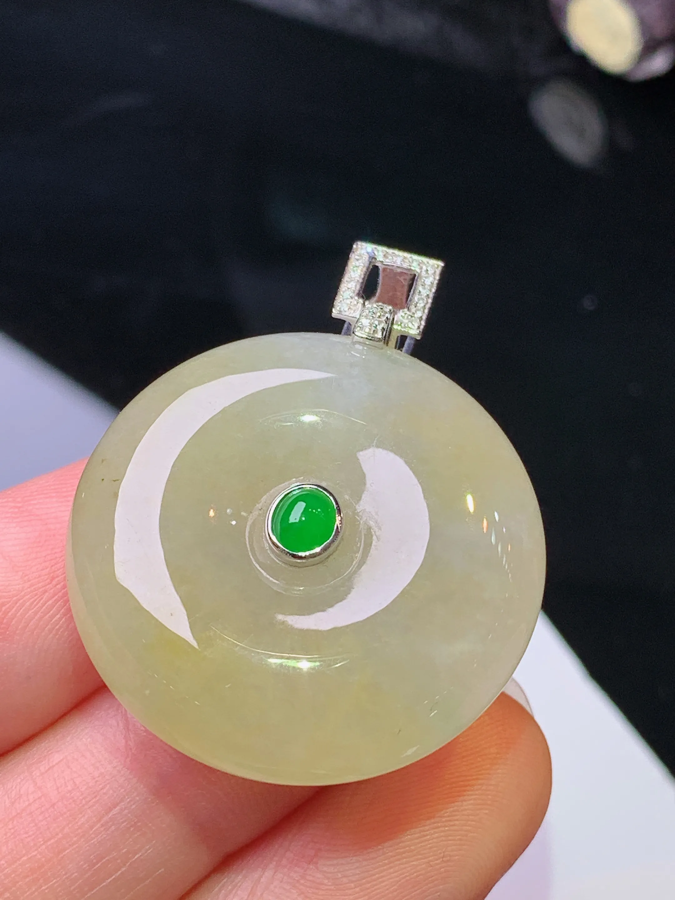 18k金钻镶嵌黄翡平安扣吊坠 玉质细腻 色泽清新艳丽 整体尺寸24.8*28.3*9.5