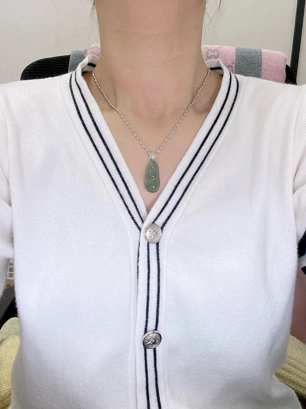 【冰种晴底福豆吊坠】形状非常饱满，冰润通透，种老起光，胶感强烈。18K金钻镶嵌，裸石尺寸29.6*13.4*5.1毫米