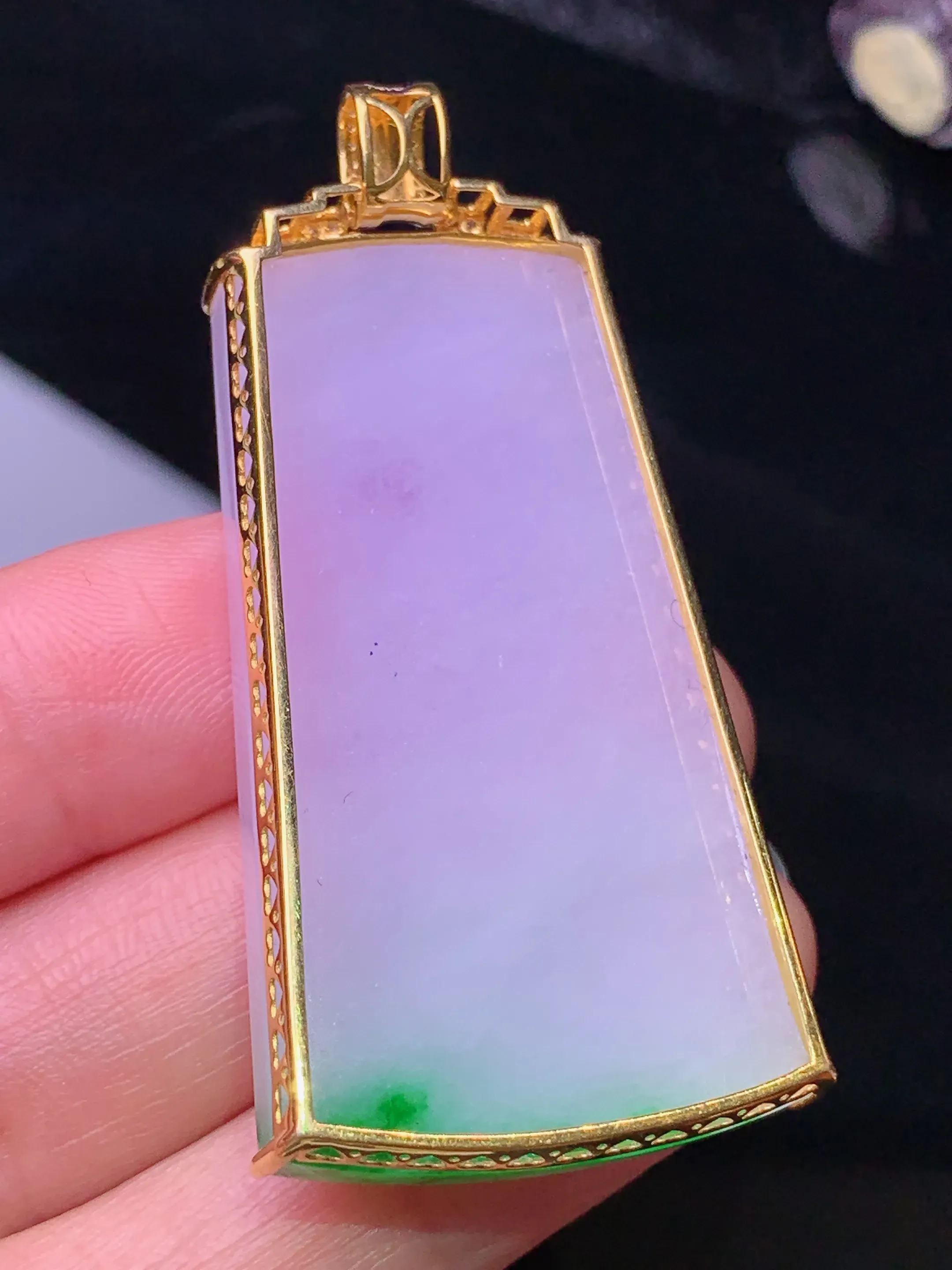 18k金钻镶嵌紫罗兰飘绿无事牌吊坠 玉质细腻 色泽清新艳丽 整体尺寸53.3*25*6.8