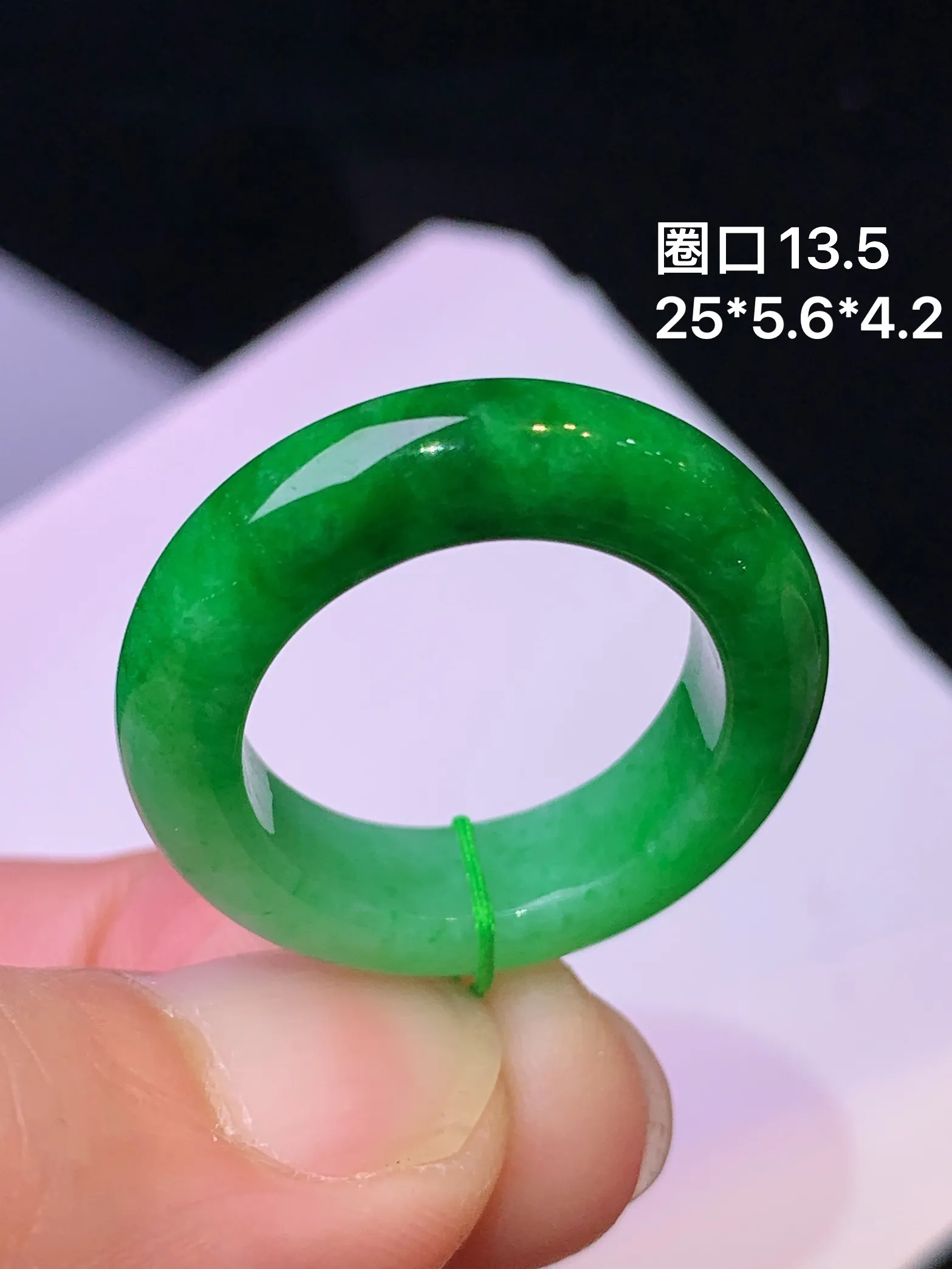 满绿指环 玉质细腻 色泽清新艳丽 圈口13.5 整体尺寸25*5.6*4.2