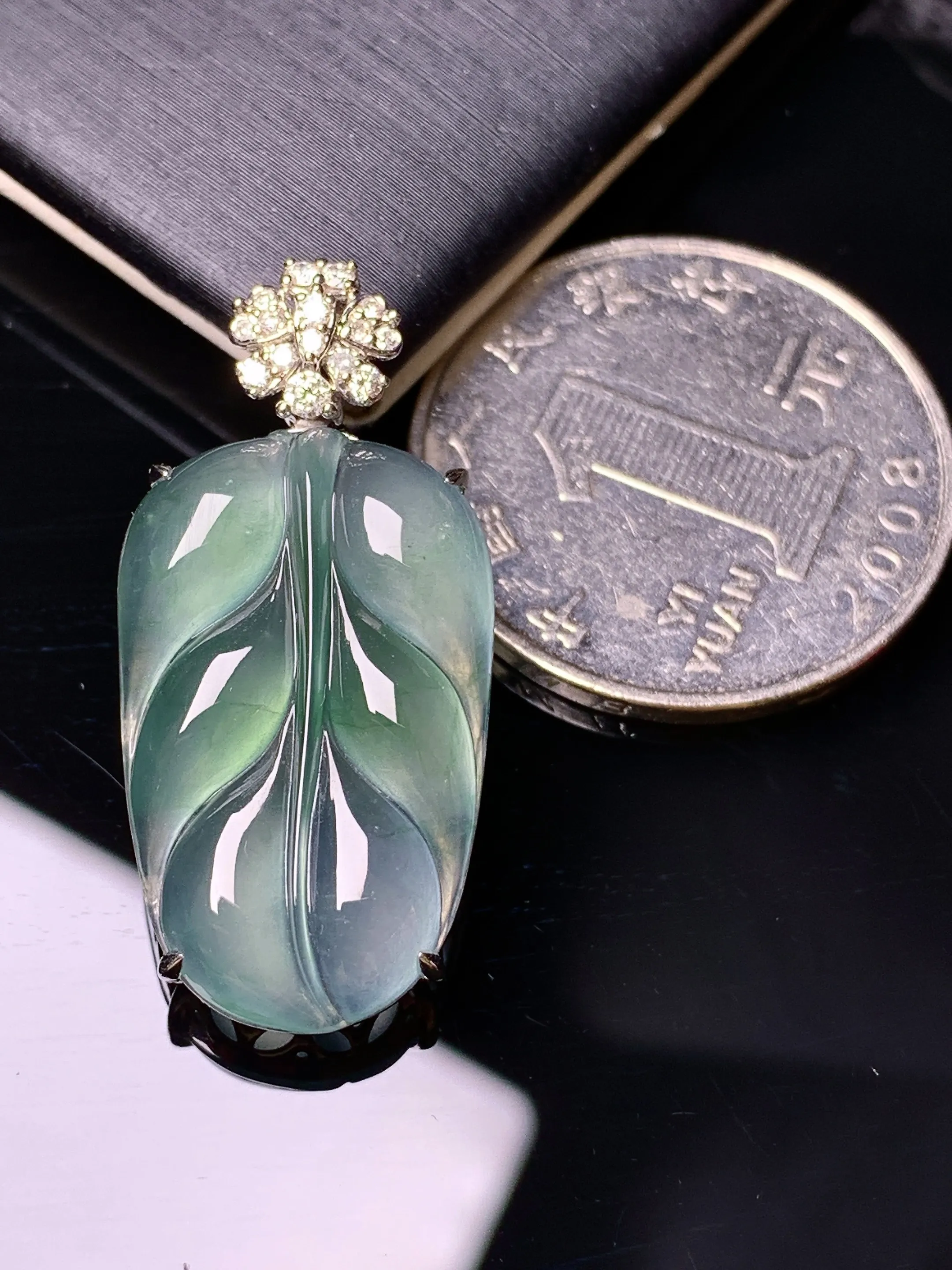 18k金钻镶嵌冰种飘绿树叶吊坠 玉质细腻 色泽清新艳丽 整体尺寸32*15.3*6.5