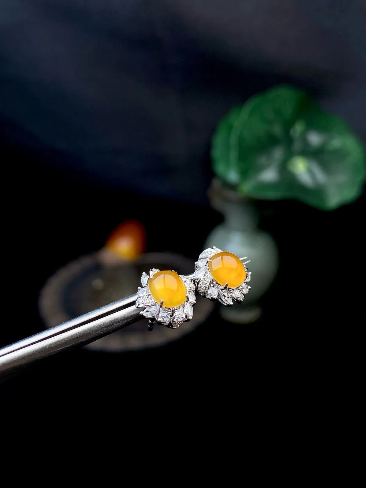 【冰种黄翡蛋面】质地细腻，种水上乘，纯净通透，收藏品质，18k金钻豪华镶嵌，裸石尺寸6*5.5*3毫