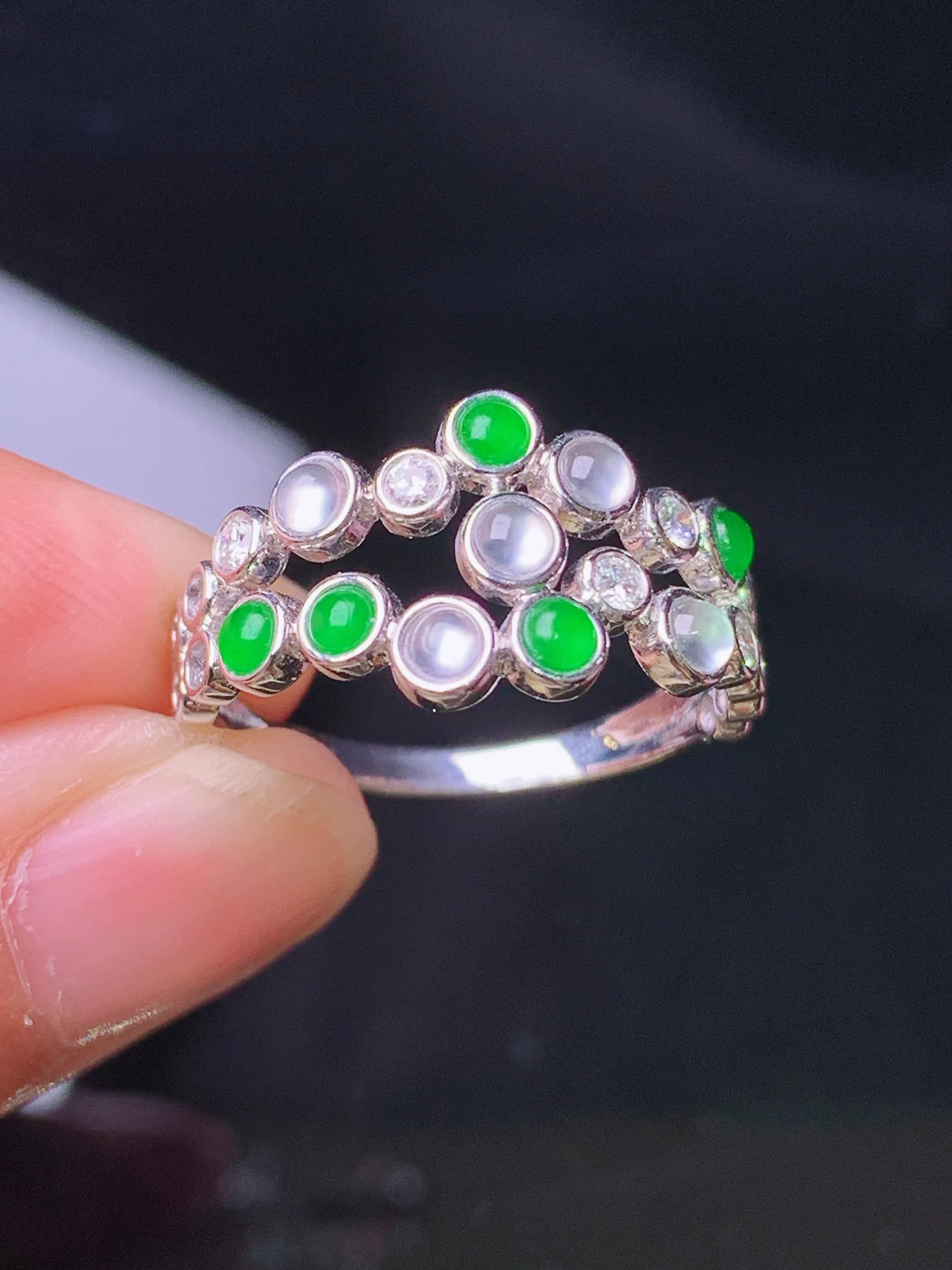 18k金钻镶嵌冰绿蛋面组合戒指 玉质细腻 色泽清新艳丽 圈口14 整体尺寸2.3*2