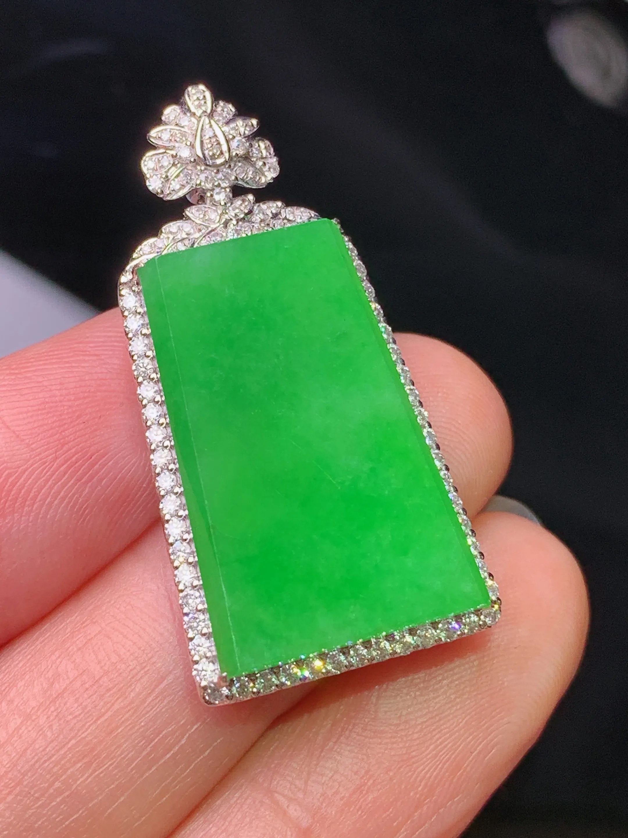 18k金钻镶嵌翠绿无事牌吊坠 玉质细腻 色泽清新艳丽 整体尺寸34.2*17.2*6.6