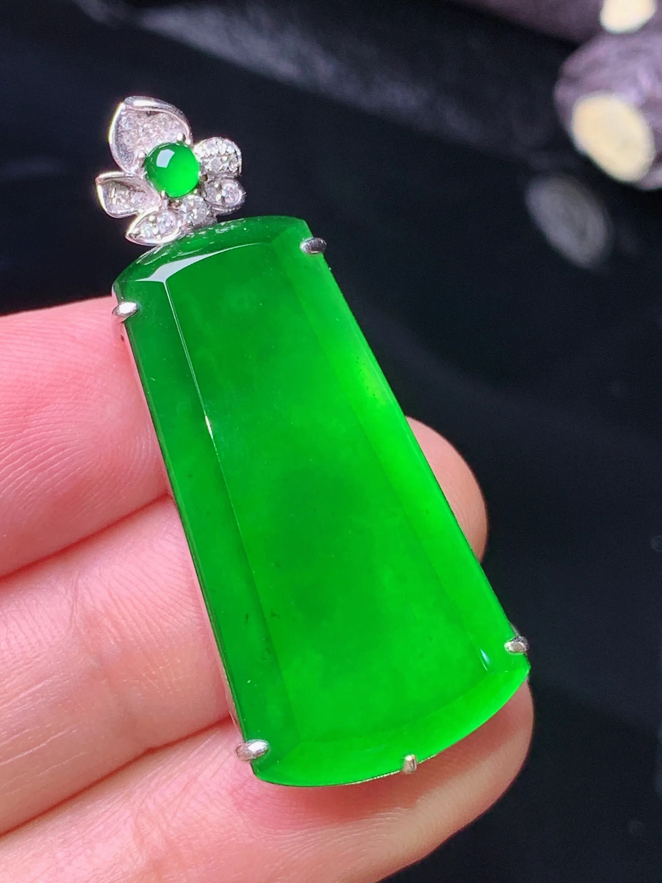 18k金钻镶嵌满绿无事牌吊坠 玉质细腻 色泽清新艳丽 整体尺寸40*16*7