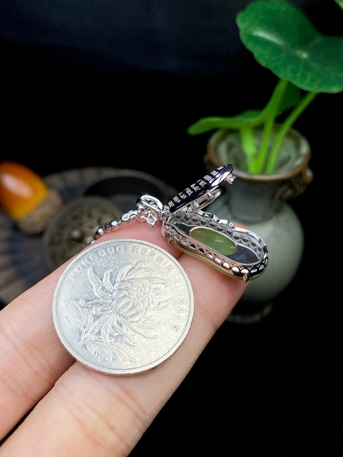 【冰种黄加绿福瓜吊坠】质地细腻，冰润透亮，光泽出众，冰感十足，18k金古法镶嵌，裸石尺寸21.8*9.6*3.6毫米