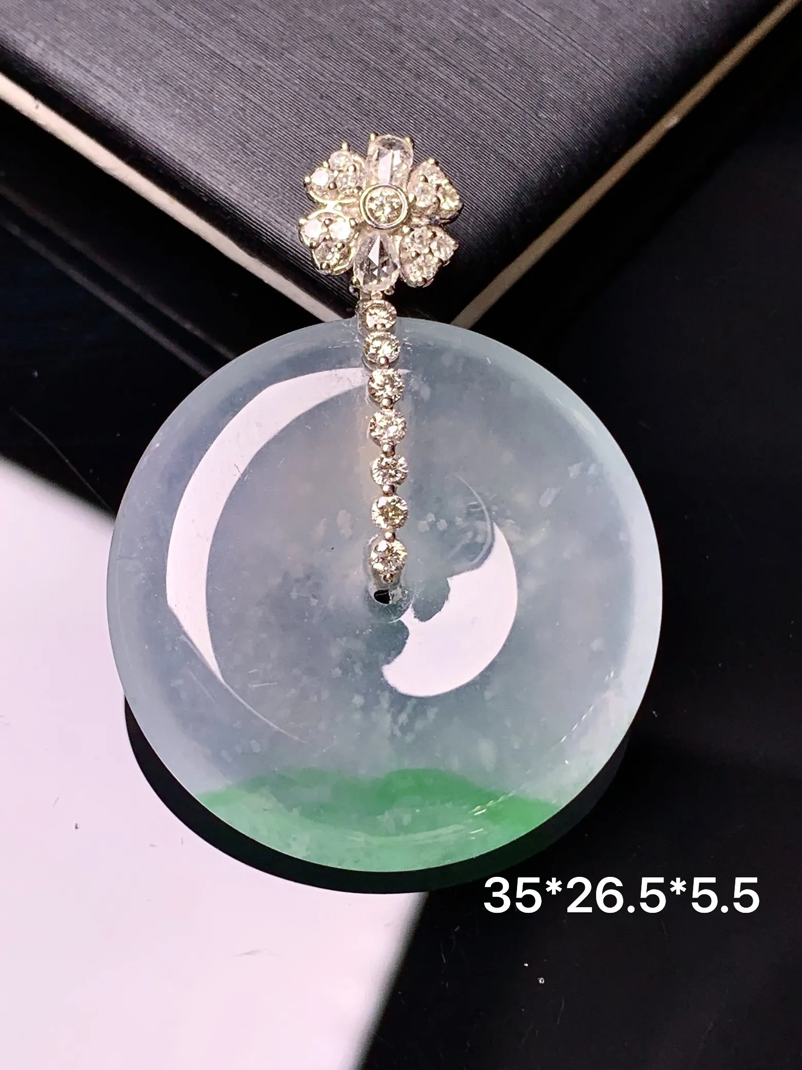 18k金钻镶嵌冰种平安扣吊坠 玉质细腻 色泽清新艳丽 整体尺寸35*26.5*5.5