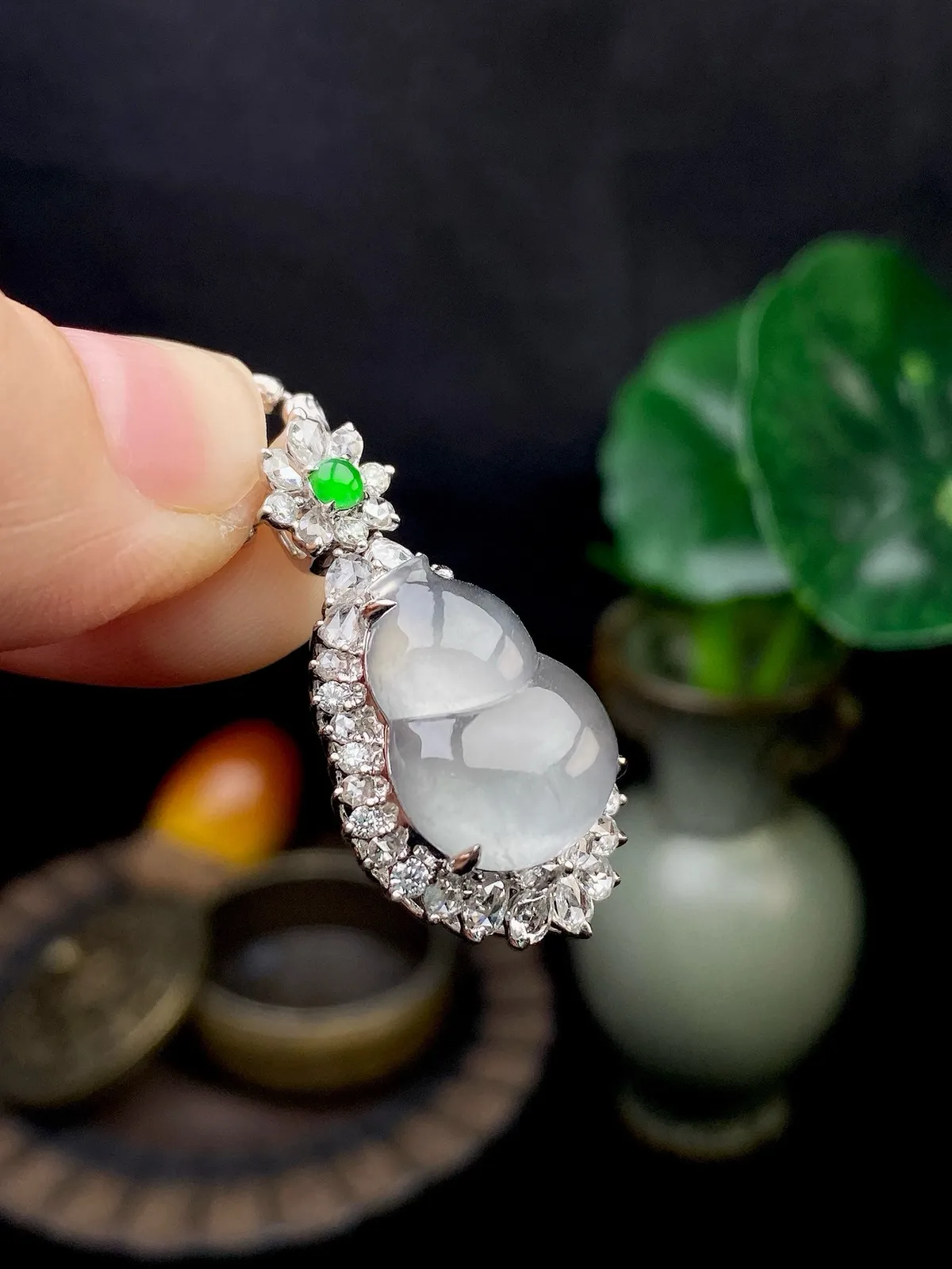 【冰种黑钢葫芦吊坠】质地细腻清爽，荧光感强烈，起刚光强烈，18K金钻镶嵌，裸石尺寸15.4*12.1