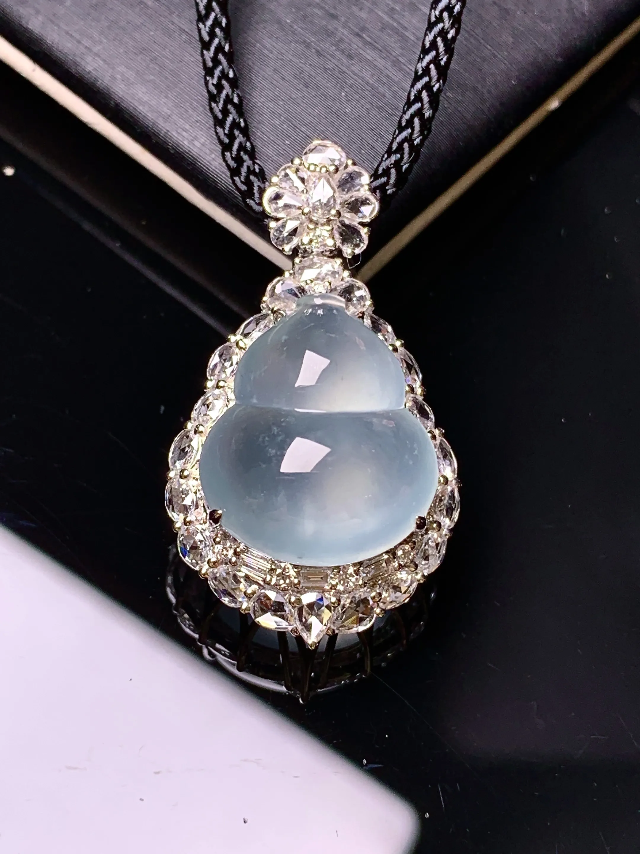 18k金钻镶嵌冰种葫芦吊坠 玉质细腻 色泽清新艳丽 整体尺寸29.3*16.7*11.8