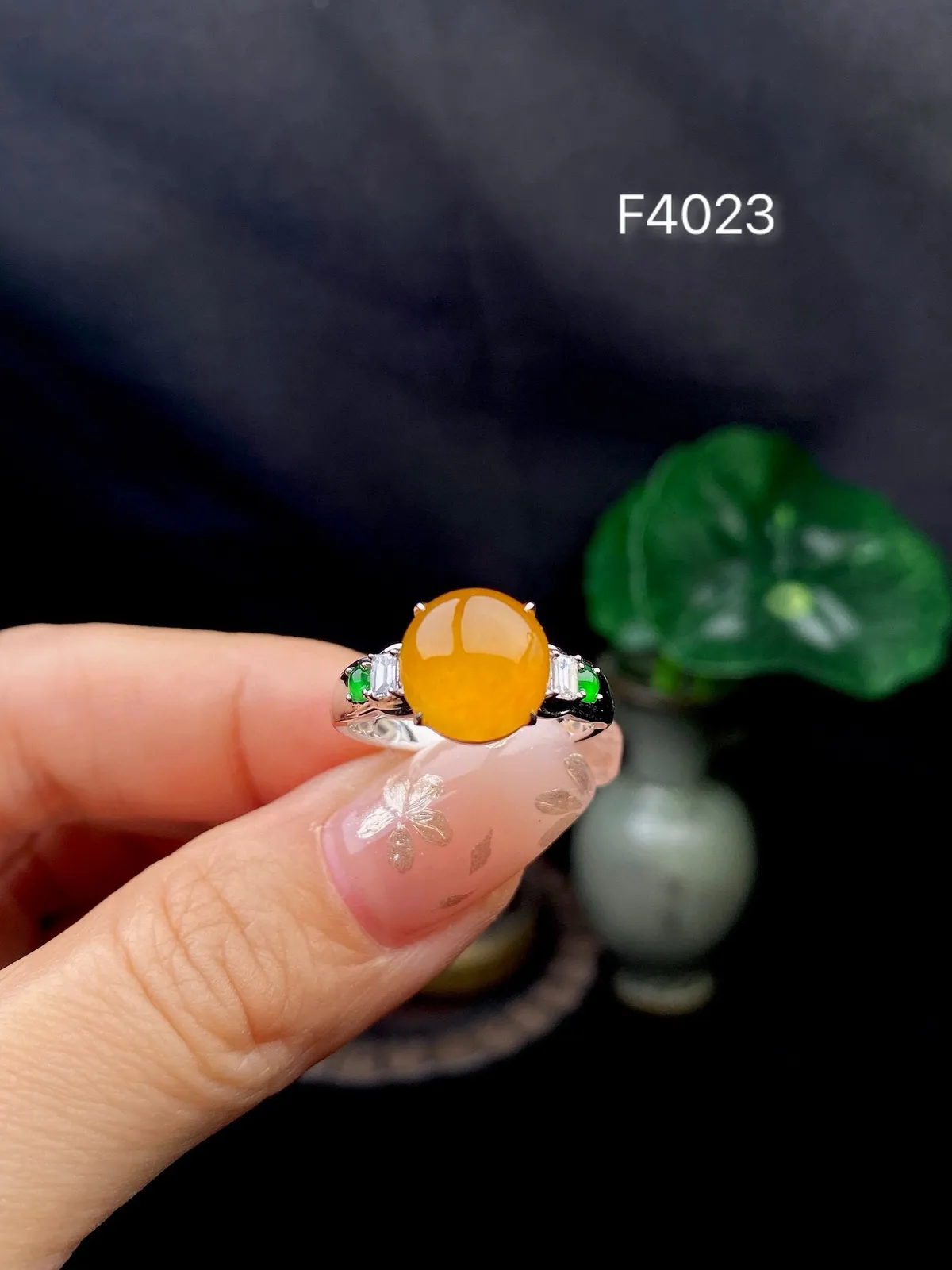 【冰种黄蛋面戒指】质地细腻，饱满度很好，晶莹剔透，18k金钻镶嵌，裸石尺寸9.6*9.3*4.1毫米